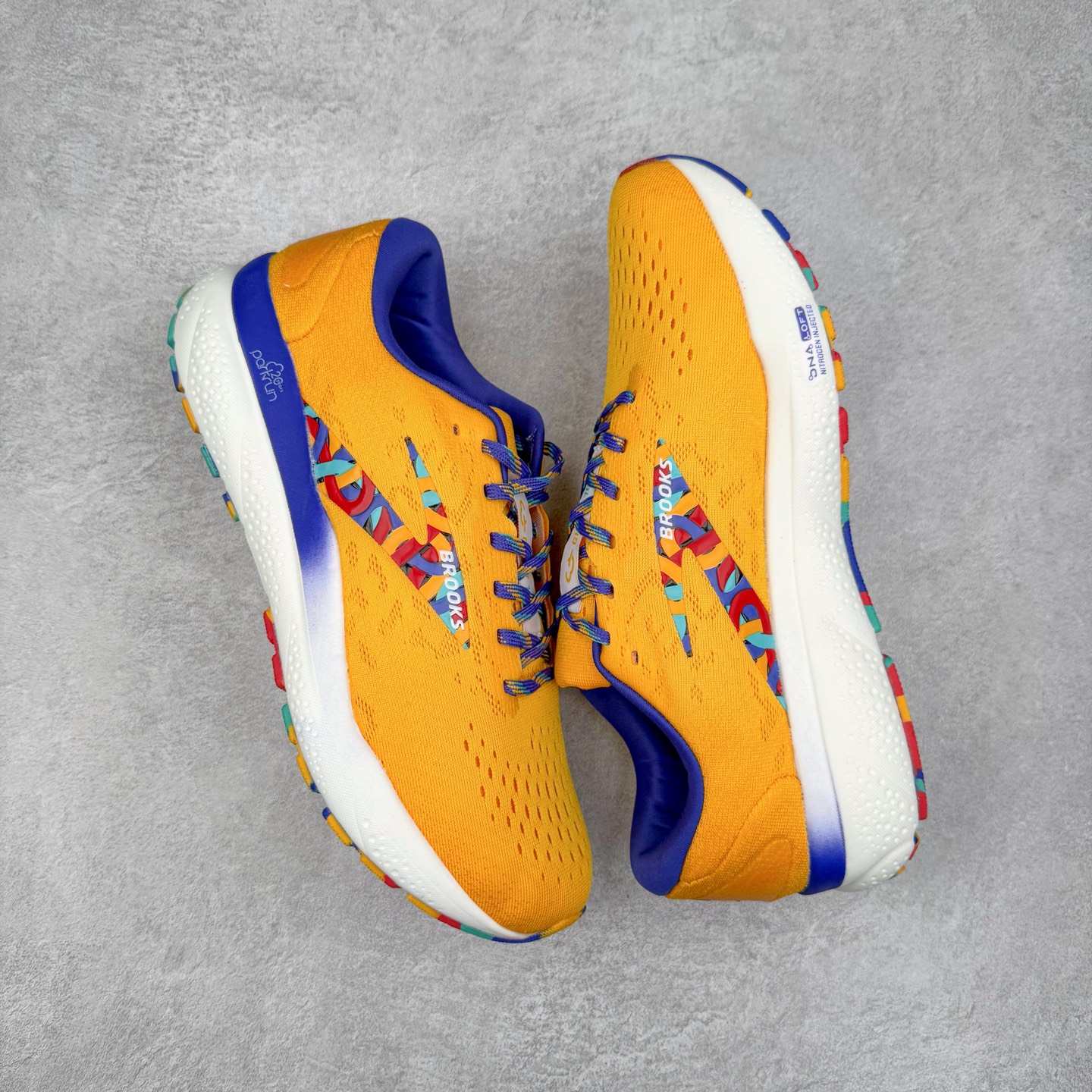 图片[3]-＃DT Brooks布鲁克斯 Ghost 15 马拉松舒适百搭防滑耐磨低帮跑步鞋 Brooks 四大跑鞋之一 百年品牌 跑鞋从外形上基本就能判断这是一款速度跑鞋 简洁干练的外形结构和极强的运动流线型看着非常有速度感 上脚的第一感觉是非常轻 美码9码的鞋单只206g不到 从个人偏好来说 200g左右的竞速鞋最具安全感 鞋面采用单层网布 很薄 前掌使用了大量开放式网眼 排气直接快速 透气性上乘 鞋舌也是轻量化设计 仅为一层麂皮 和脚背完美贴合 鞋舌中央有个防偏穿孔 从实际穿着来看 通常鞋舌都是外偏 如果是防偏穿孔位于中心 防偏效果其实并不十分有效 如果采用趋外侧的偏心设计更有效 鞋帮泡棉填充量不大 但非常紧凑 贴合舒适 包裹稳固 内置硬质TPU保证必要的稳定性 跑鞋中底采用的是DNA FLASH科技材料 DNA FLASH中底科技 是Brooks第一款将氮气注入中底的创新科技 主要原理是借助“超临界流体”发泡技术 将液态氮稳定的转化为气态氮 并使其均匀地形成无数紧密贴合的密闭式气囊结构 尺码：36 36.5 37.5 38 38.5 39 40 40.5 41 42 42.5 43 44 44.5 45 46-选品中心