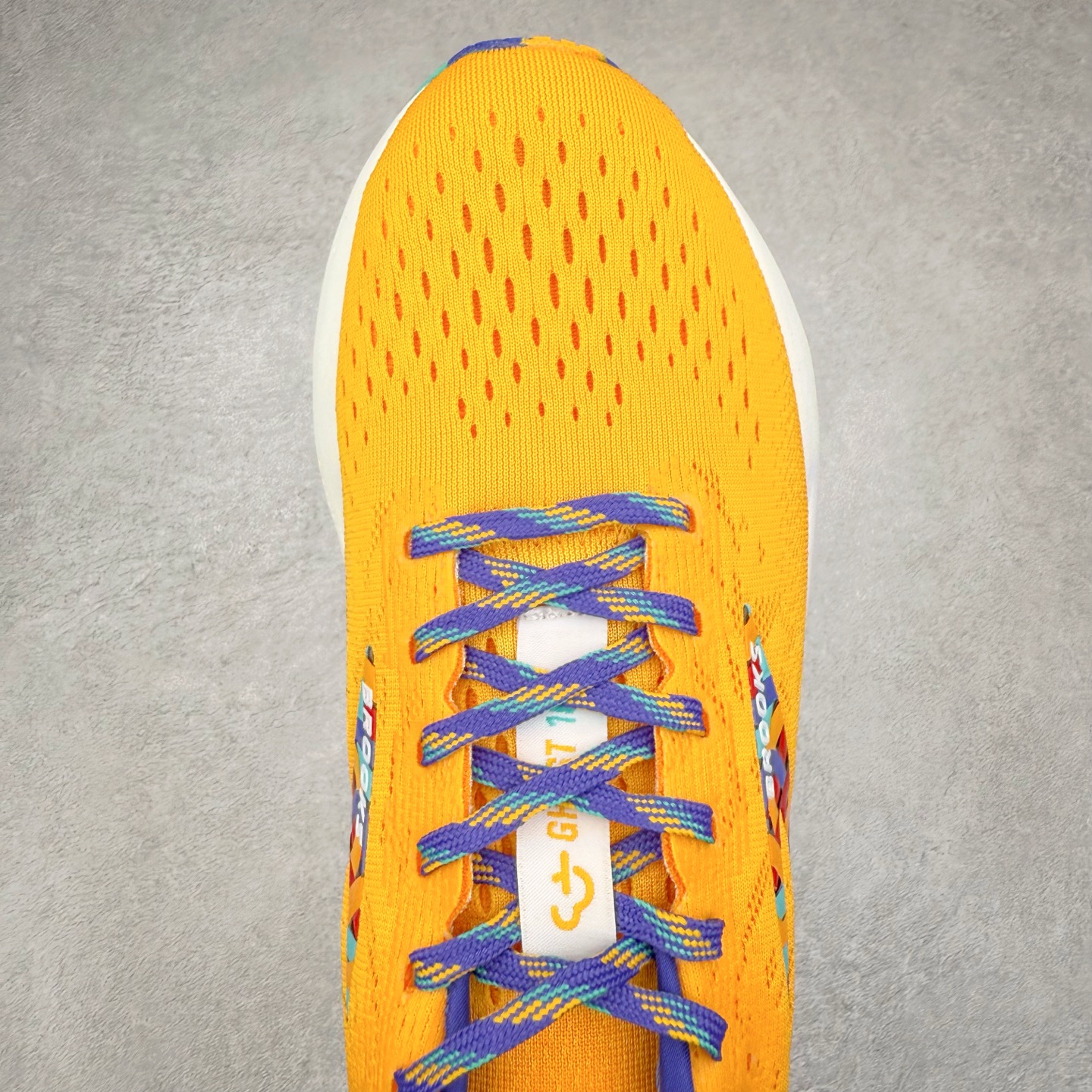 图片[4]-＃DT Brooks布鲁克斯 Ghost 15 马拉松舒适百搭防滑耐磨低帮跑步鞋 Brooks 四大跑鞋之一 百年品牌 跑鞋从外形上基本就能判断这是一款速度跑鞋 简洁干练的外形结构和极强的运动流线型看着非常有速度感 上脚的第一感觉是非常轻 美码9码的鞋单只206g不到 从个人偏好来说 200g左右的竞速鞋最具安全感 鞋面采用单层网布 很薄 前掌使用了大量开放式网眼 排气直接快速 透气性上乘 鞋舌也是轻量化设计 仅为一层麂皮 和脚背完美贴合 鞋舌中央有个防偏穿孔 从实际穿着来看 通常鞋舌都是外偏 如果是防偏穿孔位于中心 防偏效果其实并不十分有效 如果采用趋外侧的偏心设计更有效 鞋帮泡棉填充量不大 但非常紧凑 贴合舒适 包裹稳固 内置硬质TPU保证必要的稳定性 跑鞋中底采用的是DNA FLASH科技材料 DNA FLASH中底科技 是Brooks第一款将氮气注入中底的创新科技 主要原理是借助“超临界流体”发泡技术 将液态氮稳定的转化为气态氮 并使其均匀地形成无数紧密贴合的密闭式气囊结构 尺码：36 36.5 37.5 38 38.5 39 40 40.5 41 42 42.5 43 44 44.5 45 46-选品中心