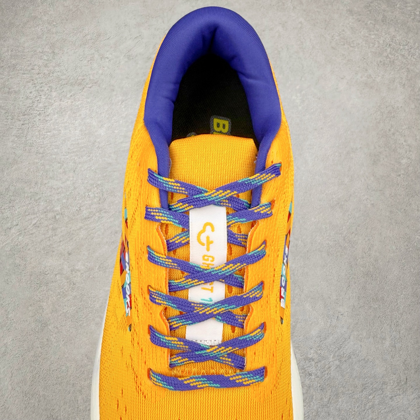 图片[5]-＃DT Brooks布鲁克斯 Ghost 15 马拉松舒适百搭防滑耐磨低帮跑步鞋 Brooks 四大跑鞋之一 百年品牌 跑鞋从外形上基本就能判断这是一款速度跑鞋 简洁干练的外形结构和极强的运动流线型看着非常有速度感 上脚的第一感觉是非常轻 美码9码的鞋单只206g不到 从个人偏好来说 200g左右的竞速鞋最具安全感 鞋面采用单层网布 很薄 前掌使用了大量开放式网眼 排气直接快速 透气性上乘 鞋舌也是轻量化设计 仅为一层麂皮 和脚背完美贴合 鞋舌中央有个防偏穿孔 从实际穿着来看 通常鞋舌都是外偏 如果是防偏穿孔位于中心 防偏效果其实并不十分有效 如果采用趋外侧的偏心设计更有效 鞋帮泡棉填充量不大 但非常紧凑 贴合舒适 包裹稳固 内置硬质TPU保证必要的稳定性 跑鞋中底采用的是DNA FLASH科技材料 DNA FLASH中底科技 是Brooks第一款将氮气注入中底的创新科技 主要原理是借助“超临界流体”发泡技术 将液态氮稳定的转化为气态氮 并使其均匀地形成无数紧密贴合的密闭式气囊结构 尺码：36 36.5 37.5 38 38.5 39 40 40.5 41 42 42.5 43 44 44.5 45 46-选品中心