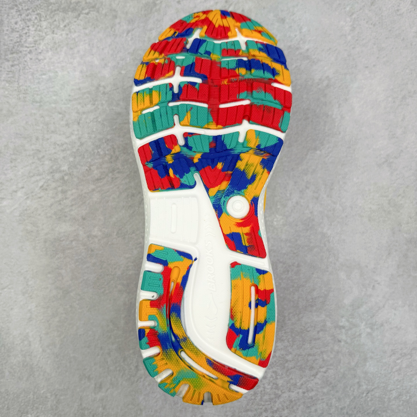 图片[9]-＃DT Brooks布鲁克斯 Ghost 15 马拉松舒适百搭防滑耐磨低帮跑步鞋 Brooks 四大跑鞋之一 百年品牌 跑鞋从外形上基本就能判断这是一款速度跑鞋 简洁干练的外形结构和极强的运动流线型看着非常有速度感 上脚的第一感觉是非常轻 美码9码的鞋单只206g不到 从个人偏好来说 200g左右的竞速鞋最具安全感 鞋面采用单层网布 很薄 前掌使用了大量开放式网眼 排气直接快速 透气性上乘 鞋舌也是轻量化设计 仅为一层麂皮 和脚背完美贴合 鞋舌中央有个防偏穿孔 从实际穿着来看 通常鞋舌都是外偏 如果是防偏穿孔位于中心 防偏效果其实并不十分有效 如果采用趋外侧的偏心设计更有效 鞋帮泡棉填充量不大 但非常紧凑 贴合舒适 包裹稳固 内置硬质TPU保证必要的稳定性 跑鞋中底采用的是DNA FLASH科技材料 DNA FLASH中底科技 是Brooks第一款将氮气注入中底的创新科技 主要原理是借助“超临界流体”发泡技术 将液态氮稳定的转化为气态氮 并使其均匀地形成无数紧密贴合的密闭式气囊结构 尺码：36 36.5 37.5 38 38.5 39 40 40.5 41 42 42.5 43 44 44.5 45 46-选品中心