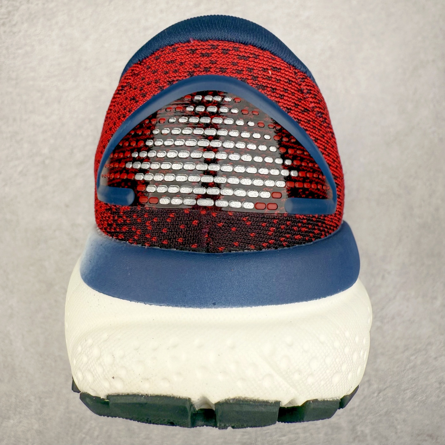 图片[8]-＃DT Brooks布鲁克斯 Ghost 15 马拉松舒适百搭防滑耐磨低帮跑步鞋 Brooks 四大跑鞋之一 百年品牌 跑鞋从外形上基本就能判断这是一款速度跑鞋 简洁干练的外形结构和极强的运动流线型看着非常有速度感 上脚的第一感觉是非常轻 美码9码的鞋单只206g不到 从个人偏好来说 200g左右的竞速鞋最具安全感 鞋面采用单层网布 很薄 前掌使用了大量开放式网眼 排气直接快速 透气性上乘 鞋舌也是轻量化设计 仅为一层麂皮 和脚背完美贴合 鞋舌中央有个防偏穿孔 从实际穿着来看 通常鞋舌都是外偏 如果是防偏穿孔位于中心 防偏效果其实并不十分有效 如果采用趋外侧的偏心设计更有效 鞋帮泡棉填充量不大 但非常紧凑 贴合舒适 包裹稳固 内置硬质TPU保证必要的稳定性 跑鞋中底采用的是DNA FLASH科技材料 DNA FLASH中底科技 是Brooks第一款将氮气注入中底的创新科技 主要原理是借助“超临界流体”发泡技术 将液态氮稳定的转化为气态氮 并使其均匀地形成无数紧密贴合的密闭式气囊结构 尺码：36 36.5 37.5 38 38.5 39 40 40.5 41 42 42.5 43 44 44.5 45 46-选品中心