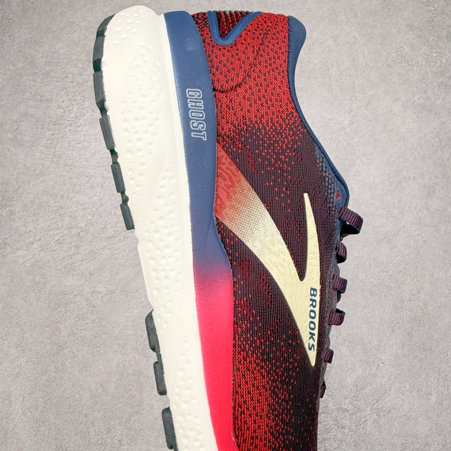 图片[6]-＃DT Brooks布鲁克斯 Ghost 15 马拉松舒适百搭防滑耐磨低帮跑步鞋 Brooks 四大跑鞋之一 百年品牌 跑鞋从外形上基本就能判断这是一款速度跑鞋 简洁干练的外形结构和极强的运动流线型看着非常有速度感 上脚的第一感觉是非常轻 美码9码的鞋单只206g不到 从个人偏好来说 200g左右的竞速鞋最具安全感 鞋面采用单层网布 很薄 前掌使用了大量开放式网眼 排气直接快速 透气性上乘 鞋舌也是轻量化设计 仅为一层麂皮 和脚背完美贴合 鞋舌中央有个防偏穿孔 从实际穿着来看 通常鞋舌都是外偏 如果是防偏穿孔位于中心 防偏效果其实并不十分有效 如果采用趋外侧的偏心设计更有效 鞋帮泡棉填充量不大 但非常紧凑 贴合舒适 包裹稳固 内置硬质TPU保证必要的稳定性 跑鞋中底采用的是DNA FLASH科技材料 DNA FLASH中底科技 是Brooks第一款将氮气注入中底的创新科技 主要原理是借助“超临界流体”发泡技术 将液态氮稳定的转化为气态氮 并使其均匀地形成无数紧密贴合的密闭式气囊结构 尺码：36 36.5 37.5 38 38.5 39 40 40.5 41 42 42.5 43 44 44.5 45 46-选品中心