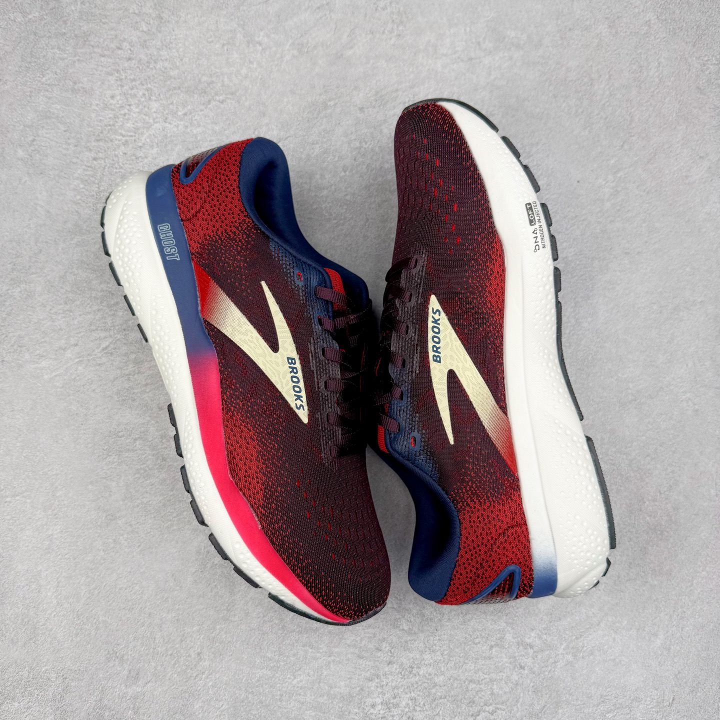 图片[3]-＃DT Brooks布鲁克斯 Ghost 15 马拉松舒适百搭防滑耐磨低帮跑步鞋 Brooks 四大跑鞋之一 百年品牌 跑鞋从外形上基本就能判断这是一款速度跑鞋 简洁干练的外形结构和极强的运动流线型看着非常有速度感 上脚的第一感觉是非常轻 美码9码的鞋单只206g不到 从个人偏好来说 200g左右的竞速鞋最具安全感 鞋面采用单层网布 很薄 前掌使用了大量开放式网眼 排气直接快速 透气性上乘 鞋舌也是轻量化设计 仅为一层麂皮 和脚背完美贴合 鞋舌中央有个防偏穿孔 从实际穿着来看 通常鞋舌都是外偏 如果是防偏穿孔位于中心 防偏效果其实并不十分有效 如果采用趋外侧的偏心设计更有效 鞋帮泡棉填充量不大 但非常紧凑 贴合舒适 包裹稳固 内置硬质TPU保证必要的稳定性 跑鞋中底采用的是DNA FLASH科技材料 DNA FLASH中底科技 是Brooks第一款将氮气注入中底的创新科技 主要原理是借助“超临界流体”发泡技术 将液态氮稳定的转化为气态氮 并使其均匀地形成无数紧密贴合的密闭式气囊结构 尺码：36 36.5 37.5 38 38.5 39 40 40.5 41 42 42.5 43 44 44.5 45 46-选品中心