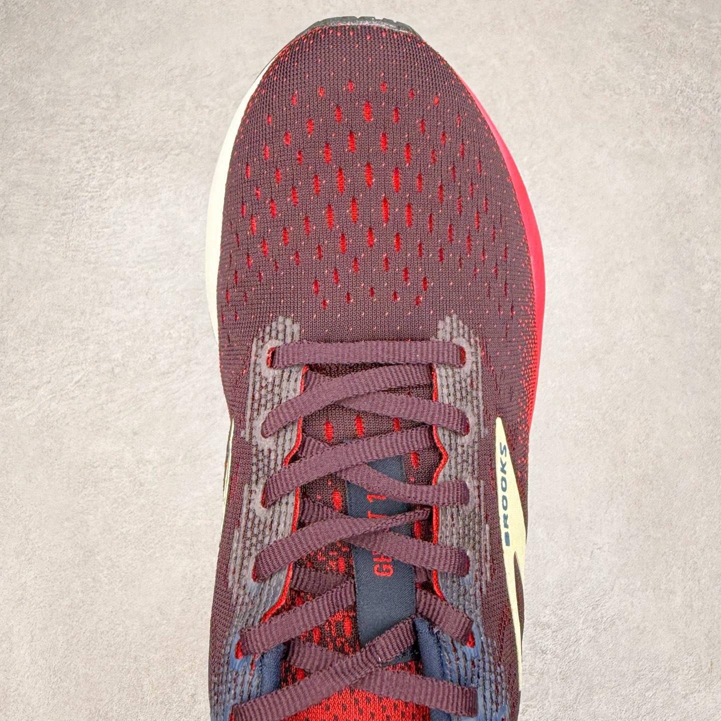 图片[4]-＃DT Brooks布鲁克斯 Ghost 15 马拉松舒适百搭防滑耐磨低帮跑步鞋 Brooks 四大跑鞋之一 百年品牌 跑鞋从外形上基本就能判断这是一款速度跑鞋 简洁干练的外形结构和极强的运动流线型看着非常有速度感 上脚的第一感觉是非常轻 美码9码的鞋单只206g不到 从个人偏好来说 200g左右的竞速鞋最具安全感 鞋面采用单层网布 很薄 前掌使用了大量开放式网眼 排气直接快速 透气性上乘 鞋舌也是轻量化设计 仅为一层麂皮 和脚背完美贴合 鞋舌中央有个防偏穿孔 从实际穿着来看 通常鞋舌都是外偏 如果是防偏穿孔位于中心 防偏效果其实并不十分有效 如果采用趋外侧的偏心设计更有效 鞋帮泡棉填充量不大 但非常紧凑 贴合舒适 包裹稳固 内置硬质TPU保证必要的稳定性 跑鞋中底采用的是DNA FLASH科技材料 DNA FLASH中底科技 是Brooks第一款将氮气注入中底的创新科技 主要原理是借助“超临界流体”发泡技术 将液态氮稳定的转化为气态氮 并使其均匀地形成无数紧密贴合的密闭式气囊结构 尺码：36 36.5 37.5 38 38.5 39 40 40.5 41 42 42.5 43 44 44.5 45 46-选品中心