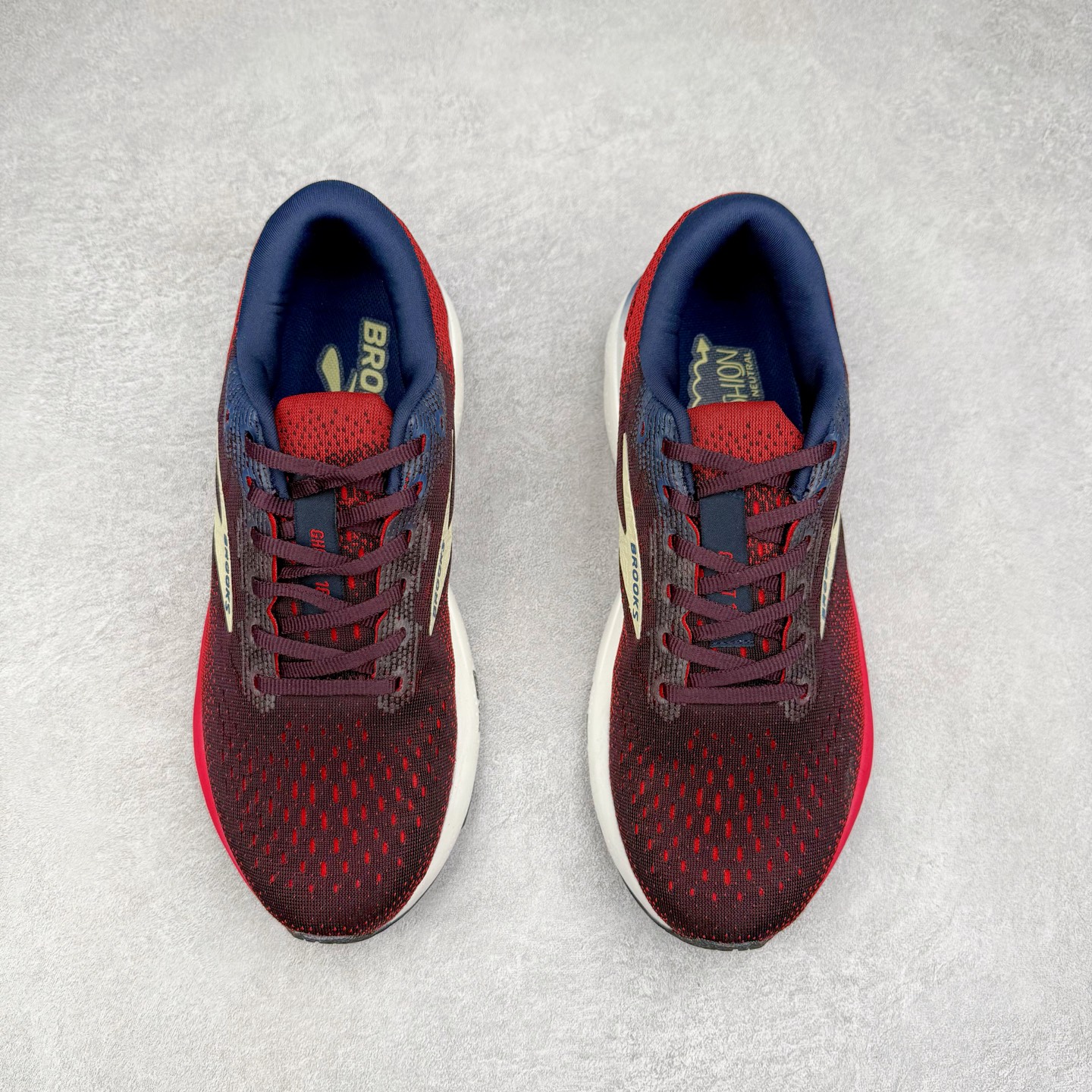 图片[2]-＃DT Brooks布鲁克斯 Ghost 15 马拉松舒适百搭防滑耐磨低帮跑步鞋 Brooks 四大跑鞋之一 百年品牌 跑鞋从外形上基本就能判断这是一款速度跑鞋 简洁干练的外形结构和极强的运动流线型看着非常有速度感 上脚的第一感觉是非常轻 美码9码的鞋单只206g不到 从个人偏好来说 200g左右的竞速鞋最具安全感 鞋面采用单层网布 很薄 前掌使用了大量开放式网眼 排气直接快速 透气性上乘 鞋舌也是轻量化设计 仅为一层麂皮 和脚背完美贴合 鞋舌中央有个防偏穿孔 从实际穿着来看 通常鞋舌都是外偏 如果是防偏穿孔位于中心 防偏效果其实并不十分有效 如果采用趋外侧的偏心设计更有效 鞋帮泡棉填充量不大 但非常紧凑 贴合舒适 包裹稳固 内置硬质TPU保证必要的稳定性 跑鞋中底采用的是DNA FLASH科技材料 DNA FLASH中底科技 是Brooks第一款将氮气注入中底的创新科技 主要原理是借助“超临界流体”发泡技术 将液态氮稳定的转化为气态氮 并使其均匀地形成无数紧密贴合的密闭式气囊结构 尺码：36 36.5 37.5 38 38.5 39 40 40.5 41 42 42.5 43 44 44.5 45 46-选品中心