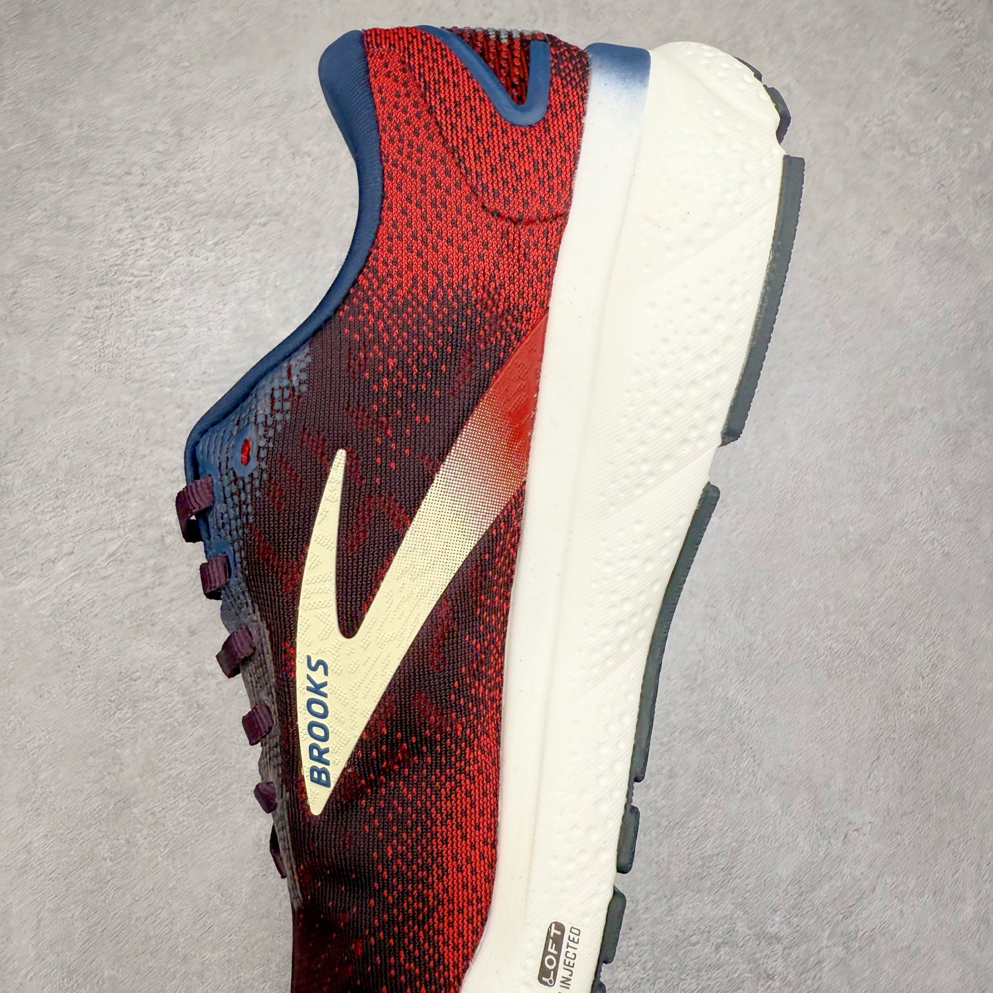 图片[7]-＃DT Brooks布鲁克斯 Ghost 15 马拉松舒适百搭防滑耐磨低帮跑步鞋 Brooks 四大跑鞋之一 百年品牌 跑鞋从外形上基本就能判断这是一款速度跑鞋 简洁干练的外形结构和极强的运动流线型看着非常有速度感 上脚的第一感觉是非常轻 美码9码的鞋单只206g不到 从个人偏好来说 200g左右的竞速鞋最具安全感 鞋面采用单层网布 很薄 前掌使用了大量开放式网眼 排气直接快速 透气性上乘 鞋舌也是轻量化设计 仅为一层麂皮 和脚背完美贴合 鞋舌中央有个防偏穿孔 从实际穿着来看 通常鞋舌都是外偏 如果是防偏穿孔位于中心 防偏效果其实并不十分有效 如果采用趋外侧的偏心设计更有效 鞋帮泡棉填充量不大 但非常紧凑 贴合舒适 包裹稳固 内置硬质TPU保证必要的稳定性 跑鞋中底采用的是DNA FLASH科技材料 DNA FLASH中底科技 是Brooks第一款将氮气注入中底的创新科技 主要原理是借助“超临界流体”发泡技术 将液态氮稳定的转化为气态氮 并使其均匀地形成无数紧密贴合的密闭式气囊结构 尺码：36 36.5 37.5 38 38.5 39 40 40.5 41 42 42.5 43 44 44.5 45 46-选品中心