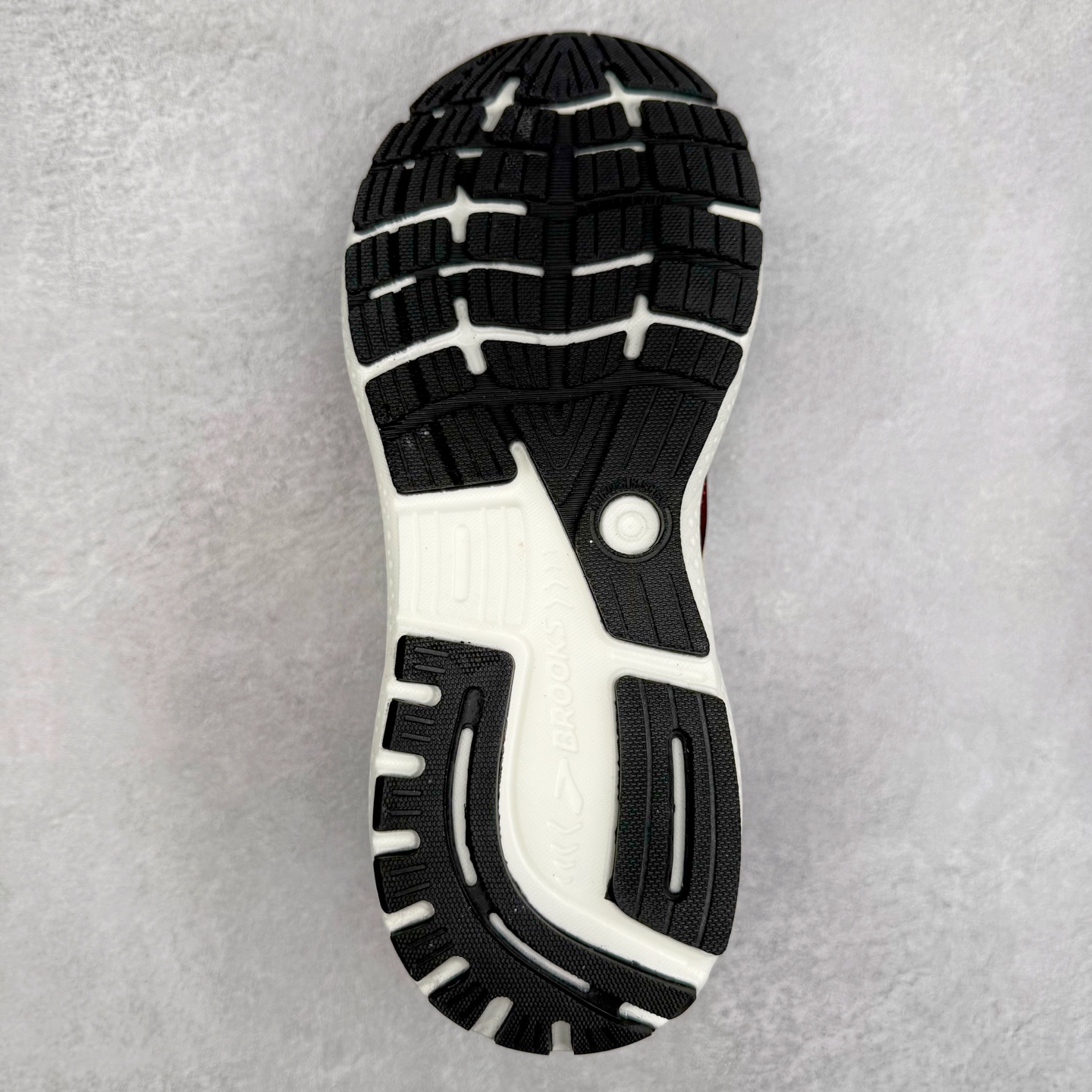 图片[9]-＃DT Brooks布鲁克斯 Ghost 15 马拉松舒适百搭防滑耐磨低帮跑步鞋 Brooks 四大跑鞋之一 百年品牌 跑鞋从外形上基本就能判断这是一款速度跑鞋 简洁干练的外形结构和极强的运动流线型看着非常有速度感 上脚的第一感觉是非常轻 美码9码的鞋单只206g不到 从个人偏好来说 200g左右的竞速鞋最具安全感 鞋面采用单层网布 很薄 前掌使用了大量开放式网眼 排气直接快速 透气性上乘 鞋舌也是轻量化设计 仅为一层麂皮 和脚背完美贴合 鞋舌中央有个防偏穿孔 从实际穿着来看 通常鞋舌都是外偏 如果是防偏穿孔位于中心 防偏效果其实并不十分有效 如果采用趋外侧的偏心设计更有效 鞋帮泡棉填充量不大 但非常紧凑 贴合舒适 包裹稳固 内置硬质TPU保证必要的稳定性 跑鞋中底采用的是DNA FLASH科技材料 DNA FLASH中底科技 是Brooks第一款将氮气注入中底的创新科技 主要原理是借助“超临界流体”发泡技术 将液态氮稳定的转化为气态氮 并使其均匀地形成无数紧密贴合的密闭式气囊结构 尺码：36 36.5 37.5 38 38.5 39 40 40.5 41 42 42.5 43 44 44.5 45 46-选品中心