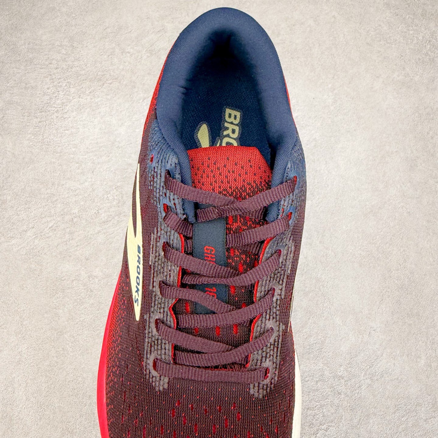 图片[5]-＃DT Brooks布鲁克斯 Ghost 15 马拉松舒适百搭防滑耐磨低帮跑步鞋 Brooks 四大跑鞋之一 百年品牌 跑鞋从外形上基本就能判断这是一款速度跑鞋 简洁干练的外形结构和极强的运动流线型看着非常有速度感 上脚的第一感觉是非常轻 美码9码的鞋单只206g不到 从个人偏好来说 200g左右的竞速鞋最具安全感 鞋面采用单层网布 很薄 前掌使用了大量开放式网眼 排气直接快速 透气性上乘 鞋舌也是轻量化设计 仅为一层麂皮 和脚背完美贴合 鞋舌中央有个防偏穿孔 从实际穿着来看 通常鞋舌都是外偏 如果是防偏穿孔位于中心 防偏效果其实并不十分有效 如果采用趋外侧的偏心设计更有效 鞋帮泡棉填充量不大 但非常紧凑 贴合舒适 包裹稳固 内置硬质TPU保证必要的稳定性 跑鞋中底采用的是DNA FLASH科技材料 DNA FLASH中底科技 是Brooks第一款将氮气注入中底的创新科技 主要原理是借助“超临界流体”发泡技术 将液态氮稳定的转化为气态氮 并使其均匀地形成无数紧密贴合的密闭式气囊结构 尺码：36 36.5 37.5 38 38.5 39 40 40.5 41 42 42.5 43 44 44.5 45 46-选品中心