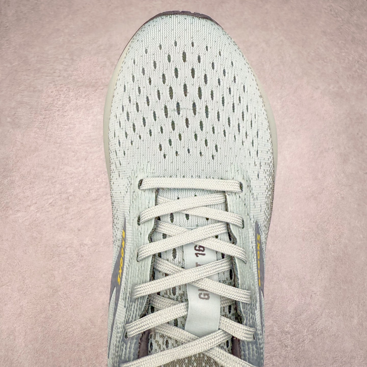 图片[4]-＃DT Brooks布鲁克斯 Ghost 15 马拉松舒适百搭防滑耐磨低帮跑步鞋 Brooks 四大跑鞋之一 百年品牌 跑鞋从外形上基本就能判断这是一款速度跑鞋 简洁干练的外形结构和极强的运动流线型看着非常有速度感 上脚的第一感觉是非常轻 美码9码的鞋单只206g不到 从个人偏好来说 200g左右的竞速鞋最具安全感 鞋面采用单层网布 很薄 前掌使用了大量开放式网眼 排气直接快速 透气性上乘 鞋舌也是轻量化设计 仅为一层麂皮 和脚背完美贴合 鞋舌中央有个防偏穿孔 从实际穿着来看 通常鞋舌都是外偏 如果是防偏穿孔位于中心 防偏效果其实并不十分有效 如果采用趋外侧的偏心设计更有效 鞋帮泡棉填充量不大 但非常紧凑 贴合舒适 包裹稳固 内置硬质TPU保证必要的稳定性 跑鞋中底采用的是DNA FLASH科技材料 DNA FLASH中底科技 是Brooks第一款将氮气注入中底的创新科技 主要原理是借助“超临界流体”发泡技术 将液态氮稳定的转化为气态氮 并使其均匀地形成无数紧密贴合的密闭式气囊结构 尺码：36 36.5 37.5 38 38.5 39 40 40.5 41 42 42.5 43 44 44.5 45 46-选品中心