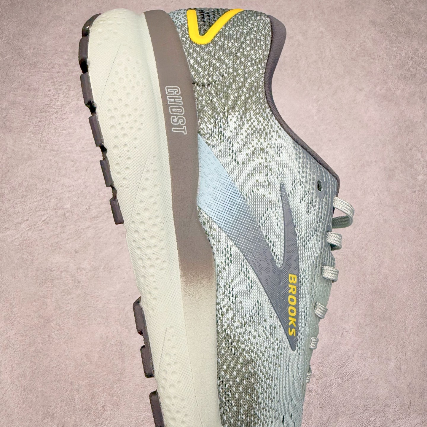 图片[6]-＃DT Brooks布鲁克斯 Ghost 15 马拉松舒适百搭防滑耐磨低帮跑步鞋 Brooks 四大跑鞋之一 百年品牌 跑鞋从外形上基本就能判断这是一款速度跑鞋 简洁干练的外形结构和极强的运动流线型看着非常有速度感 上脚的第一感觉是非常轻 美码9码的鞋单只206g不到 从个人偏好来说 200g左右的竞速鞋最具安全感 鞋面采用单层网布 很薄 前掌使用了大量开放式网眼 排气直接快速 透气性上乘 鞋舌也是轻量化设计 仅为一层麂皮 和脚背完美贴合 鞋舌中央有个防偏穿孔 从实际穿着来看 通常鞋舌都是外偏 如果是防偏穿孔位于中心 防偏效果其实并不十分有效 如果采用趋外侧的偏心设计更有效 鞋帮泡棉填充量不大 但非常紧凑 贴合舒适 包裹稳固 内置硬质TPU保证必要的稳定性 跑鞋中底采用的是DNA FLASH科技材料 DNA FLASH中底科技 是Brooks第一款将氮气注入中底的创新科技 主要原理是借助“超临界流体”发泡技术 将液态氮稳定的转化为气态氮 并使其均匀地形成无数紧密贴合的密闭式气囊结构 尺码：36 36.5 37.5 38 38.5 39 40 40.5 41 42 42.5 43 44 44.5 45 46-选品中心