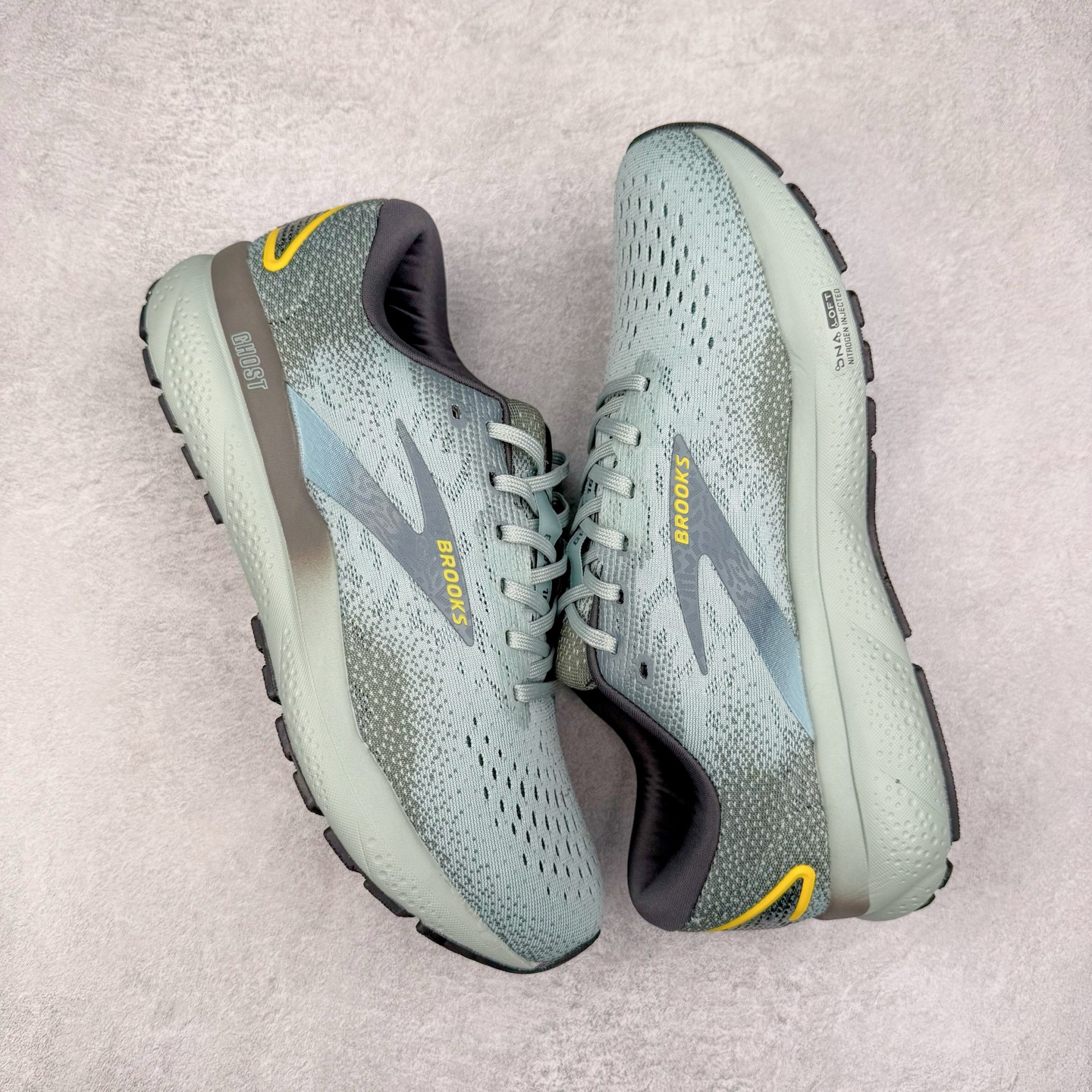 图片[3]-＃DT Brooks布鲁克斯 Ghost 15 马拉松舒适百搭防滑耐磨低帮跑步鞋 Brooks 四大跑鞋之一 百年品牌 跑鞋从外形上基本就能判断这是一款速度跑鞋 简洁干练的外形结构和极强的运动流线型看着非常有速度感 上脚的第一感觉是非常轻 美码9码的鞋单只206g不到 从个人偏好来说 200g左右的竞速鞋最具安全感 鞋面采用单层网布 很薄 前掌使用了大量开放式网眼 排气直接快速 透气性上乘 鞋舌也是轻量化设计 仅为一层麂皮 和脚背完美贴合 鞋舌中央有个防偏穿孔 从实际穿着来看 通常鞋舌都是外偏 如果是防偏穿孔位于中心 防偏效果其实并不十分有效 如果采用趋外侧的偏心设计更有效 鞋帮泡棉填充量不大 但非常紧凑 贴合舒适 包裹稳固 内置硬质TPU保证必要的稳定性 跑鞋中底采用的是DNA FLASH科技材料 DNA FLASH中底科技 是Brooks第一款将氮气注入中底的创新科技 主要原理是借助“超临界流体”发泡技术 将液态氮稳定的转化为气态氮 并使其均匀地形成无数紧密贴合的密闭式气囊结构 尺码：36 36.5 37.5 38 38.5 39 40 40.5 41 42 42.5 43 44 44.5 45 46-选品中心