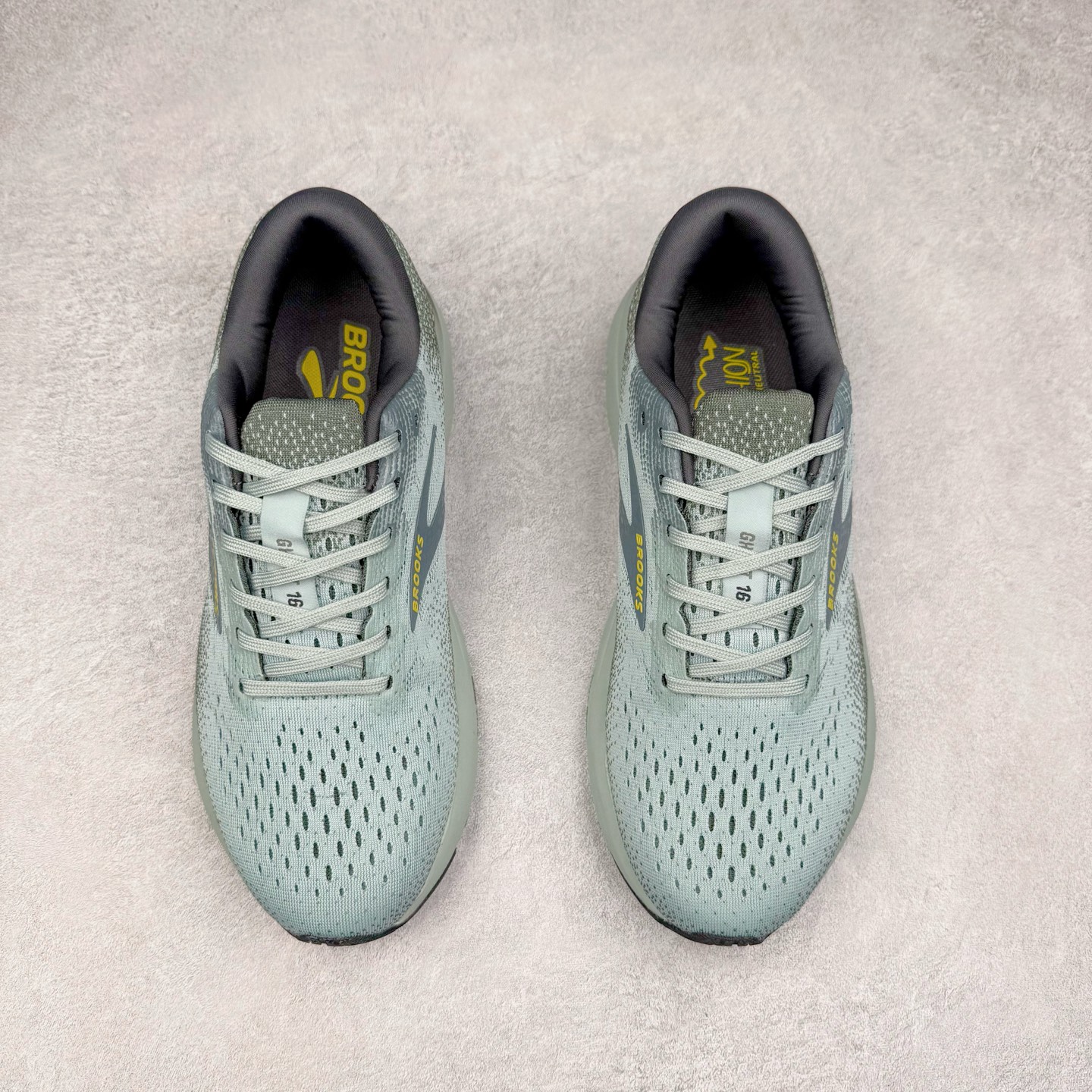 图片[2]-＃DT Brooks布鲁克斯 Ghost 15 马拉松舒适百搭防滑耐磨低帮跑步鞋 Brooks 四大跑鞋之一 百年品牌 跑鞋从外形上基本就能判断这是一款速度跑鞋 简洁干练的外形结构和极强的运动流线型看着非常有速度感 上脚的第一感觉是非常轻 美码9码的鞋单只206g不到 从个人偏好来说 200g左右的竞速鞋最具安全感 鞋面采用单层网布 很薄 前掌使用了大量开放式网眼 排气直接快速 透气性上乘 鞋舌也是轻量化设计 仅为一层麂皮 和脚背完美贴合 鞋舌中央有个防偏穿孔 从实际穿着来看 通常鞋舌都是外偏 如果是防偏穿孔位于中心 防偏效果其实并不十分有效 如果采用趋外侧的偏心设计更有效 鞋帮泡棉填充量不大 但非常紧凑 贴合舒适 包裹稳固 内置硬质TPU保证必要的稳定性 跑鞋中底采用的是DNA FLASH科技材料 DNA FLASH中底科技 是Brooks第一款将氮气注入中底的创新科技 主要原理是借助“超临界流体”发泡技术 将液态氮稳定的转化为气态氮 并使其均匀地形成无数紧密贴合的密闭式气囊结构 尺码：36 36.5 37.5 38 38.5 39 40 40.5 41 42 42.5 43 44 44.5 45 46-选品中心