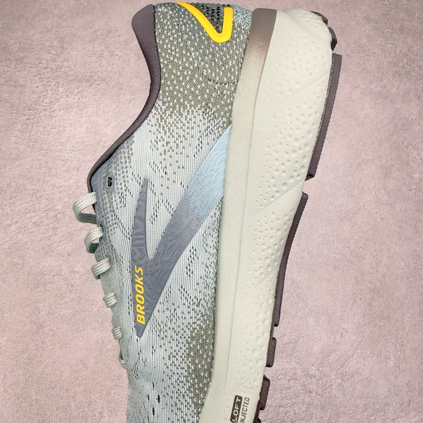 图片[7]-＃DT Brooks布鲁克斯 Ghost 15 马拉松舒适百搭防滑耐磨低帮跑步鞋 Brooks 四大跑鞋之一 百年品牌 跑鞋从外形上基本就能判断这是一款速度跑鞋 简洁干练的外形结构和极强的运动流线型看着非常有速度感 上脚的第一感觉是非常轻 美码9码的鞋单只206g不到 从个人偏好来说 200g左右的竞速鞋最具安全感 鞋面采用单层网布 很薄 前掌使用了大量开放式网眼 排气直接快速 透气性上乘 鞋舌也是轻量化设计 仅为一层麂皮 和脚背完美贴合 鞋舌中央有个防偏穿孔 从实际穿着来看 通常鞋舌都是外偏 如果是防偏穿孔位于中心 防偏效果其实并不十分有效 如果采用趋外侧的偏心设计更有效 鞋帮泡棉填充量不大 但非常紧凑 贴合舒适 包裹稳固 内置硬质TPU保证必要的稳定性 跑鞋中底采用的是DNA FLASH科技材料 DNA FLASH中底科技 是Brooks第一款将氮气注入中底的创新科技 主要原理是借助“超临界流体”发泡技术 将液态氮稳定的转化为气态氮 并使其均匀地形成无数紧密贴合的密闭式气囊结构 尺码：36 36.5 37.5 38 38.5 39 40 40.5 41 42 42.5 43 44 44.5 45 46-选品中心