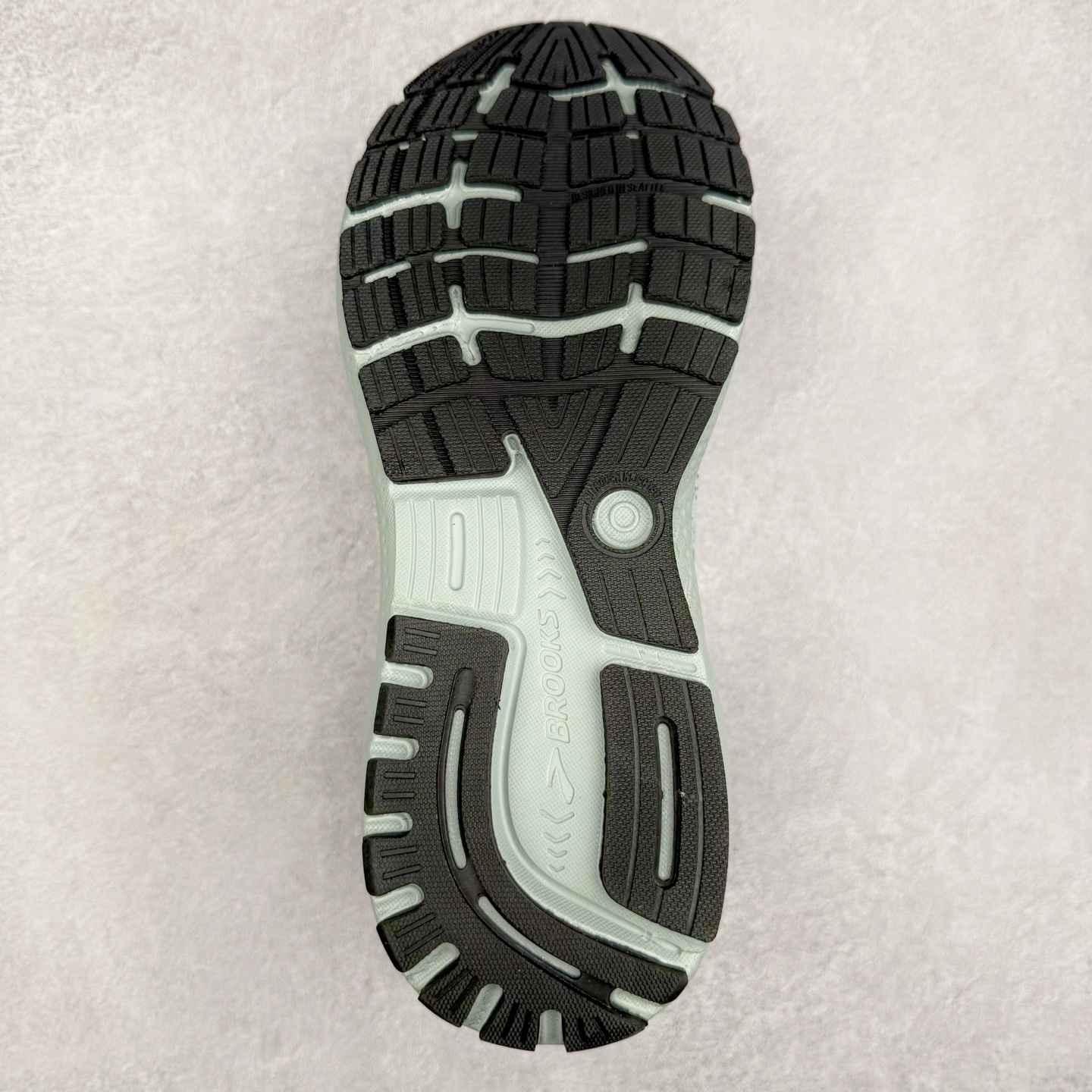 图片[9]-＃DT Brooks布鲁克斯 Ghost 15 马拉松舒适百搭防滑耐磨低帮跑步鞋 Brooks 四大跑鞋之一 百年品牌 跑鞋从外形上基本就能判断这是一款速度跑鞋 简洁干练的外形结构和极强的运动流线型看着非常有速度感 上脚的第一感觉是非常轻 美码9码的鞋单只206g不到 从个人偏好来说 200g左右的竞速鞋最具安全感 鞋面采用单层网布 很薄 前掌使用了大量开放式网眼 排气直接快速 透气性上乘 鞋舌也是轻量化设计 仅为一层麂皮 和脚背完美贴合 鞋舌中央有个防偏穿孔 从实际穿着来看 通常鞋舌都是外偏 如果是防偏穿孔位于中心 防偏效果其实并不十分有效 如果采用趋外侧的偏心设计更有效 鞋帮泡棉填充量不大 但非常紧凑 贴合舒适 包裹稳固 内置硬质TPU保证必要的稳定性 跑鞋中底采用的是DNA FLASH科技材料 DNA FLASH中底科技 是Brooks第一款将氮气注入中底的创新科技 主要原理是借助“超临界流体”发泡技术 将液态氮稳定的转化为气态氮 并使其均匀地形成无数紧密贴合的密闭式气囊结构 尺码：36 36.5 37.5 38 38.5 39 40 40.5 41 42 42.5 43 44 44.5 45 46-选品中心