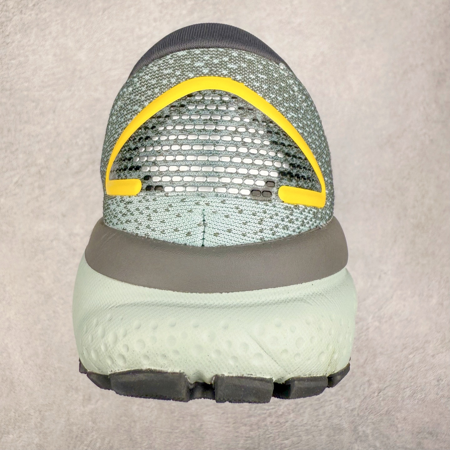 图片[8]-＃DT Brooks布鲁克斯 Ghost 15 马拉松舒适百搭防滑耐磨低帮跑步鞋 Brooks 四大跑鞋之一 百年品牌 跑鞋从外形上基本就能判断这是一款速度跑鞋 简洁干练的外形结构和极强的运动流线型看着非常有速度感 上脚的第一感觉是非常轻 美码9码的鞋单只206g不到 从个人偏好来说 200g左右的竞速鞋最具安全感 鞋面采用单层网布 很薄 前掌使用了大量开放式网眼 排气直接快速 透气性上乘 鞋舌也是轻量化设计 仅为一层麂皮 和脚背完美贴合 鞋舌中央有个防偏穿孔 从实际穿着来看 通常鞋舌都是外偏 如果是防偏穿孔位于中心 防偏效果其实并不十分有效 如果采用趋外侧的偏心设计更有效 鞋帮泡棉填充量不大 但非常紧凑 贴合舒适 包裹稳固 内置硬质TPU保证必要的稳定性 跑鞋中底采用的是DNA FLASH科技材料 DNA FLASH中底科技 是Brooks第一款将氮气注入中底的创新科技 主要原理是借助“超临界流体”发泡技术 将液态氮稳定的转化为气态氮 并使其均匀地形成无数紧密贴合的密闭式气囊结构 尺码：36 36.5 37.5 38 38.5 39 40 40.5 41 42 42.5 43 44 44.5 45 46-选品中心