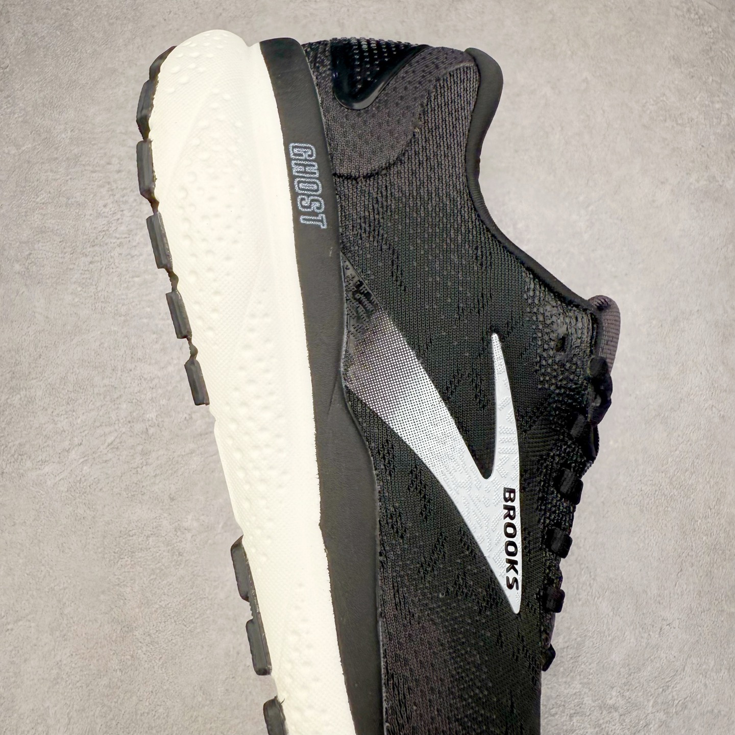 图片[6]-＃DT Brooks布鲁克斯 Ghost 15 马拉松舒适百搭防滑耐磨低帮跑步鞋 Brooks 四大跑鞋之一 百年品牌 跑鞋从外形上基本就能判断这是一款速度跑鞋 简洁干练的外形结构和极强的运动流线型看着非常有速度感 上脚的第一感觉是非常轻 美码9码的鞋单只206g不到 从个人偏好来说 200g左右的竞速鞋最具安全感 鞋面采用单层网布 很薄 前掌使用了大量开放式网眼 排气直接快速 透气性上乘 鞋舌也是轻量化设计 仅为一层麂皮 和脚背完美贴合 鞋舌中央有个防偏穿孔 从实际穿着来看 通常鞋舌都是外偏 如果是防偏穿孔位于中心 防偏效果其实并不十分有效 如果采用趋外侧的偏心设计更有效 鞋帮泡棉填充量不大 但非常紧凑 贴合舒适 包裹稳固 内置硬质TPU保证必要的稳定性 跑鞋中底采用的是DNA FLASH科技材料 DNA FLASH中底科技 是Brooks第一款将氮气注入中底的创新科技 主要原理是借助“超临界流体”发泡技术 将液态氮稳定的转化为气态氮 并使其均匀地形成无数紧密贴合的密闭式气囊结构 尺码：36 36.5 37.5 38 38.5 39 40 40.5 41 42 42.5 43 44 44.5 45 46-选品中心