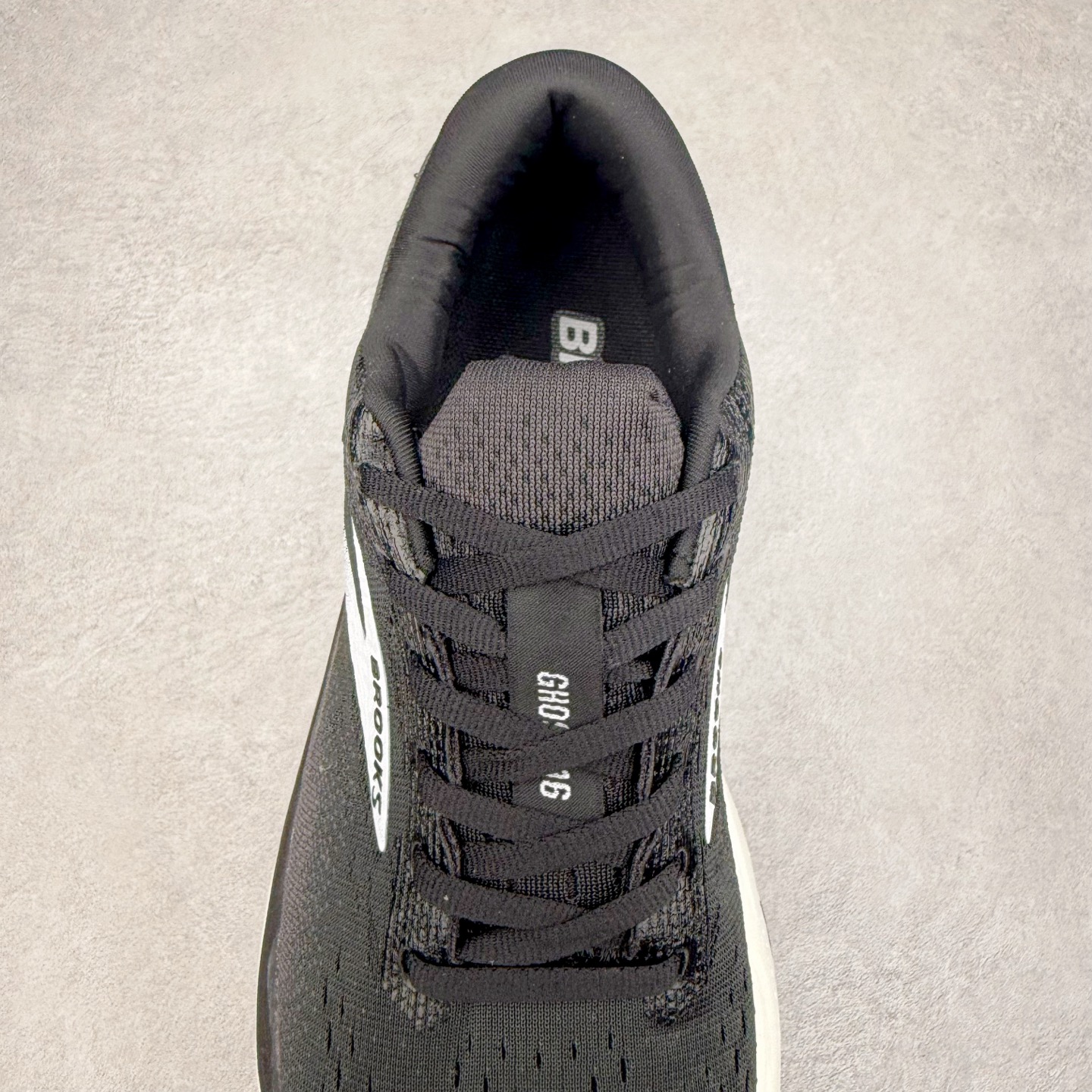 图片[5]-＃DT Brooks布鲁克斯 Ghost 15 马拉松舒适百搭防滑耐磨低帮跑步鞋 Brooks 四大跑鞋之一 百年品牌 跑鞋从外形上基本就能判断这是一款速度跑鞋 简洁干练的外形结构和极强的运动流线型看着非常有速度感 上脚的第一感觉是非常轻 美码9码的鞋单只206g不到 从个人偏好来说 200g左右的竞速鞋最具安全感 鞋面采用单层网布 很薄 前掌使用了大量开放式网眼 排气直接快速 透气性上乘 鞋舌也是轻量化设计 仅为一层麂皮 和脚背完美贴合 鞋舌中央有个防偏穿孔 从实际穿着来看 通常鞋舌都是外偏 如果是防偏穿孔位于中心 防偏效果其实并不十分有效 如果采用趋外侧的偏心设计更有效 鞋帮泡棉填充量不大 但非常紧凑 贴合舒适 包裹稳固 内置硬质TPU保证必要的稳定性 跑鞋中底采用的是DNA FLASH科技材料 DNA FLASH中底科技 是Brooks第一款将氮气注入中底的创新科技 主要原理是借助“超临界流体”发泡技术 将液态氮稳定的转化为气态氮 并使其均匀地形成无数紧密贴合的密闭式气囊结构 尺码：36 36.5 37.5 38 38.5 39 40 40.5 41 42 42.5 43 44 44.5 45 46-选品中心