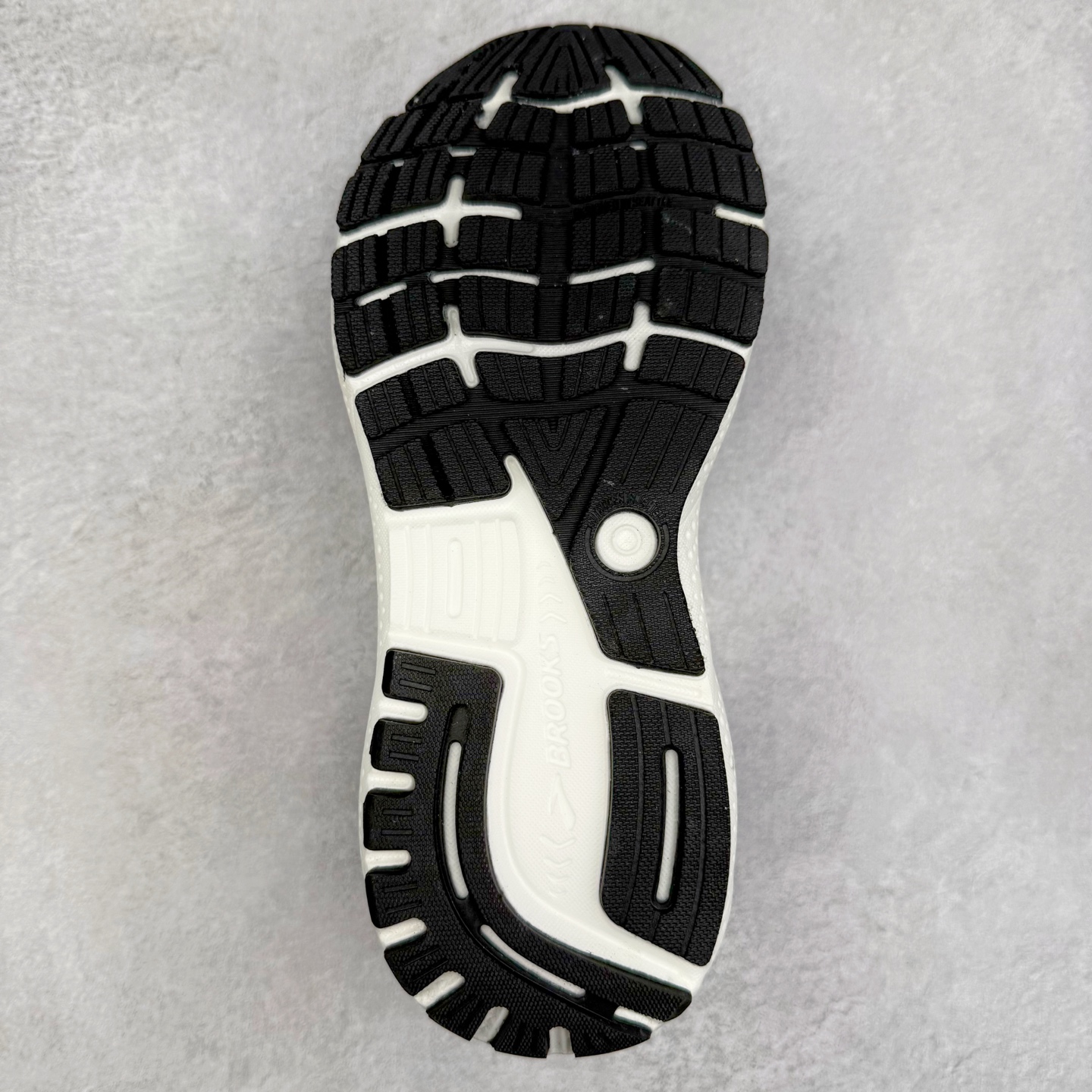 图片[9]-＃DT Brooks布鲁克斯 Ghost 15 马拉松舒适百搭防滑耐磨低帮跑步鞋 Brooks 四大跑鞋之一 百年品牌 跑鞋从外形上基本就能判断这是一款速度跑鞋 简洁干练的外形结构和极强的运动流线型看着非常有速度感 上脚的第一感觉是非常轻 美码9码的鞋单只206g不到 从个人偏好来说 200g左右的竞速鞋最具安全感 鞋面采用单层网布 很薄 前掌使用了大量开放式网眼 排气直接快速 透气性上乘 鞋舌也是轻量化设计 仅为一层麂皮 和脚背完美贴合 鞋舌中央有个防偏穿孔 从实际穿着来看 通常鞋舌都是外偏 如果是防偏穿孔位于中心 防偏效果其实并不十分有效 如果采用趋外侧的偏心设计更有效 鞋帮泡棉填充量不大 但非常紧凑 贴合舒适 包裹稳固 内置硬质TPU保证必要的稳定性 跑鞋中底采用的是DNA FLASH科技材料 DNA FLASH中底科技 是Brooks第一款将氮气注入中底的创新科技 主要原理是借助“超临界流体”发泡技术 将液态氮稳定的转化为气态氮 并使其均匀地形成无数紧密贴合的密闭式气囊结构 尺码：36 36.5 37.5 38 38.5 39 40 40.5 41 42 42.5 43 44 44.5 45 46-选品中心