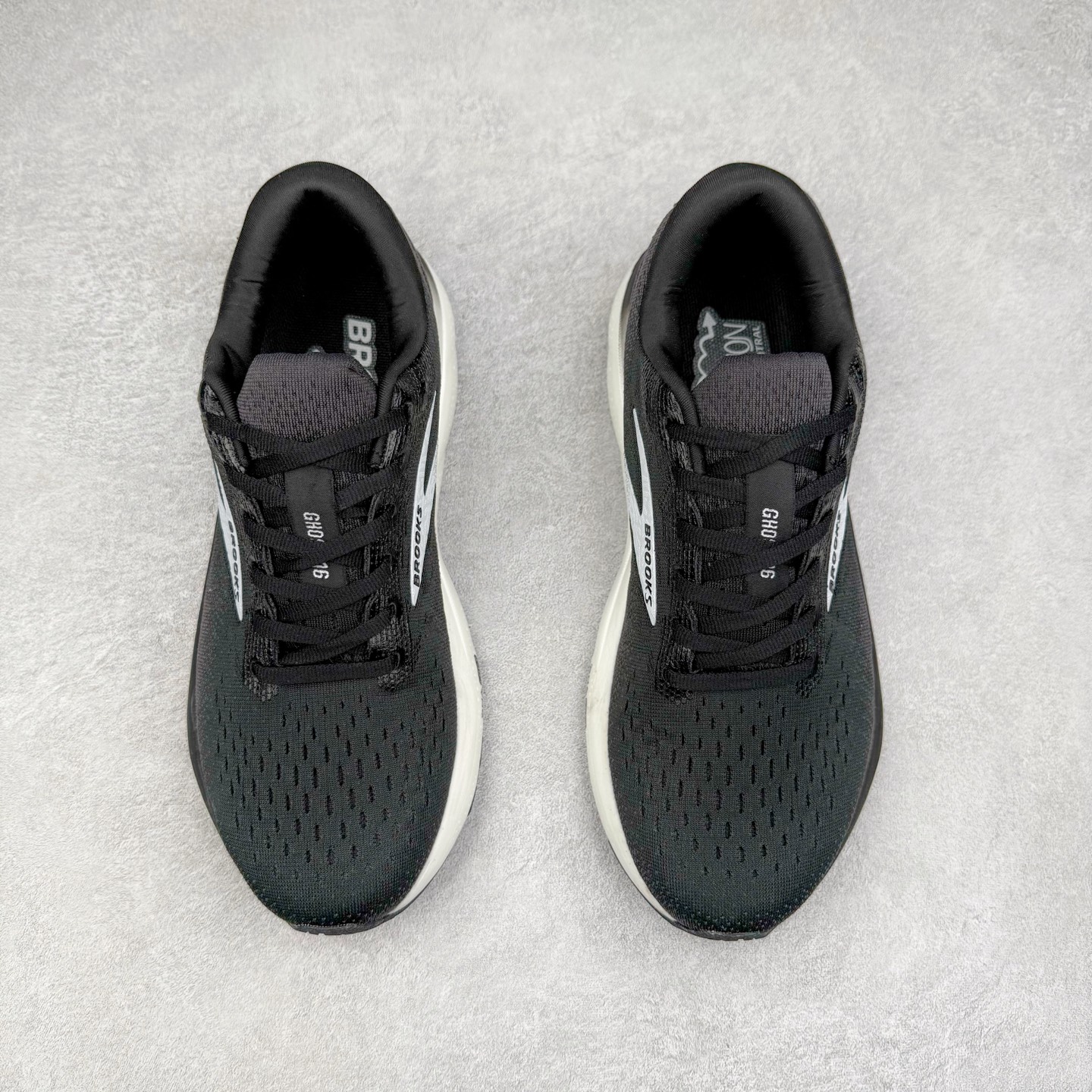 图片[2]-＃DT Brooks布鲁克斯 Ghost 15 马拉松舒适百搭防滑耐磨低帮跑步鞋 Brooks 四大跑鞋之一 百年品牌 跑鞋从外形上基本就能判断这是一款速度跑鞋 简洁干练的外形结构和极强的运动流线型看着非常有速度感 上脚的第一感觉是非常轻 美码9码的鞋单只206g不到 从个人偏好来说 200g左右的竞速鞋最具安全感 鞋面采用单层网布 很薄 前掌使用了大量开放式网眼 排气直接快速 透气性上乘 鞋舌也是轻量化设计 仅为一层麂皮 和脚背完美贴合 鞋舌中央有个防偏穿孔 从实际穿着来看 通常鞋舌都是外偏 如果是防偏穿孔位于中心 防偏效果其实并不十分有效 如果采用趋外侧的偏心设计更有效 鞋帮泡棉填充量不大 但非常紧凑 贴合舒适 包裹稳固 内置硬质TPU保证必要的稳定性 跑鞋中底采用的是DNA FLASH科技材料 DNA FLASH中底科技 是Brooks第一款将氮气注入中底的创新科技 主要原理是借助“超临界流体”发泡技术 将液态氮稳定的转化为气态氮 并使其均匀地形成无数紧密贴合的密闭式气囊结构 尺码：36 36.5 37.5 38 38.5 39 40 40.5 41 42 42.5 43 44 44.5 45 46-选品中心