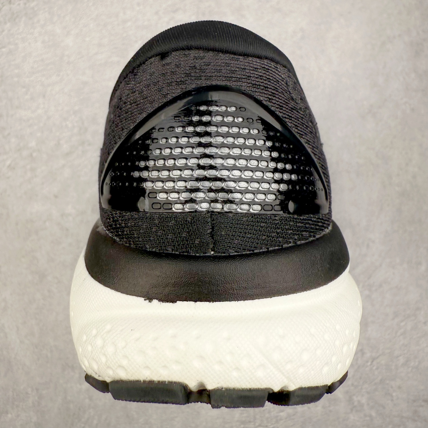 图片[8]-＃DT Brooks布鲁克斯 Ghost 15 马拉松舒适百搭防滑耐磨低帮跑步鞋 Brooks 四大跑鞋之一 百年品牌 跑鞋从外形上基本就能判断这是一款速度跑鞋 简洁干练的外形结构和极强的运动流线型看着非常有速度感 上脚的第一感觉是非常轻 美码9码的鞋单只206g不到 从个人偏好来说 200g左右的竞速鞋最具安全感 鞋面采用单层网布 很薄 前掌使用了大量开放式网眼 排气直接快速 透气性上乘 鞋舌也是轻量化设计 仅为一层麂皮 和脚背完美贴合 鞋舌中央有个防偏穿孔 从实际穿着来看 通常鞋舌都是外偏 如果是防偏穿孔位于中心 防偏效果其实并不十分有效 如果采用趋外侧的偏心设计更有效 鞋帮泡棉填充量不大 但非常紧凑 贴合舒适 包裹稳固 内置硬质TPU保证必要的稳定性 跑鞋中底采用的是DNA FLASH科技材料 DNA FLASH中底科技 是Brooks第一款将氮气注入中底的创新科技 主要原理是借助“超临界流体”发泡技术 将液态氮稳定的转化为气态氮 并使其均匀地形成无数紧密贴合的密闭式气囊结构 尺码：36 36.5 37.5 38 38.5 39 40 40.5 41 42 42.5 43 44 44.5 45 46-选品中心