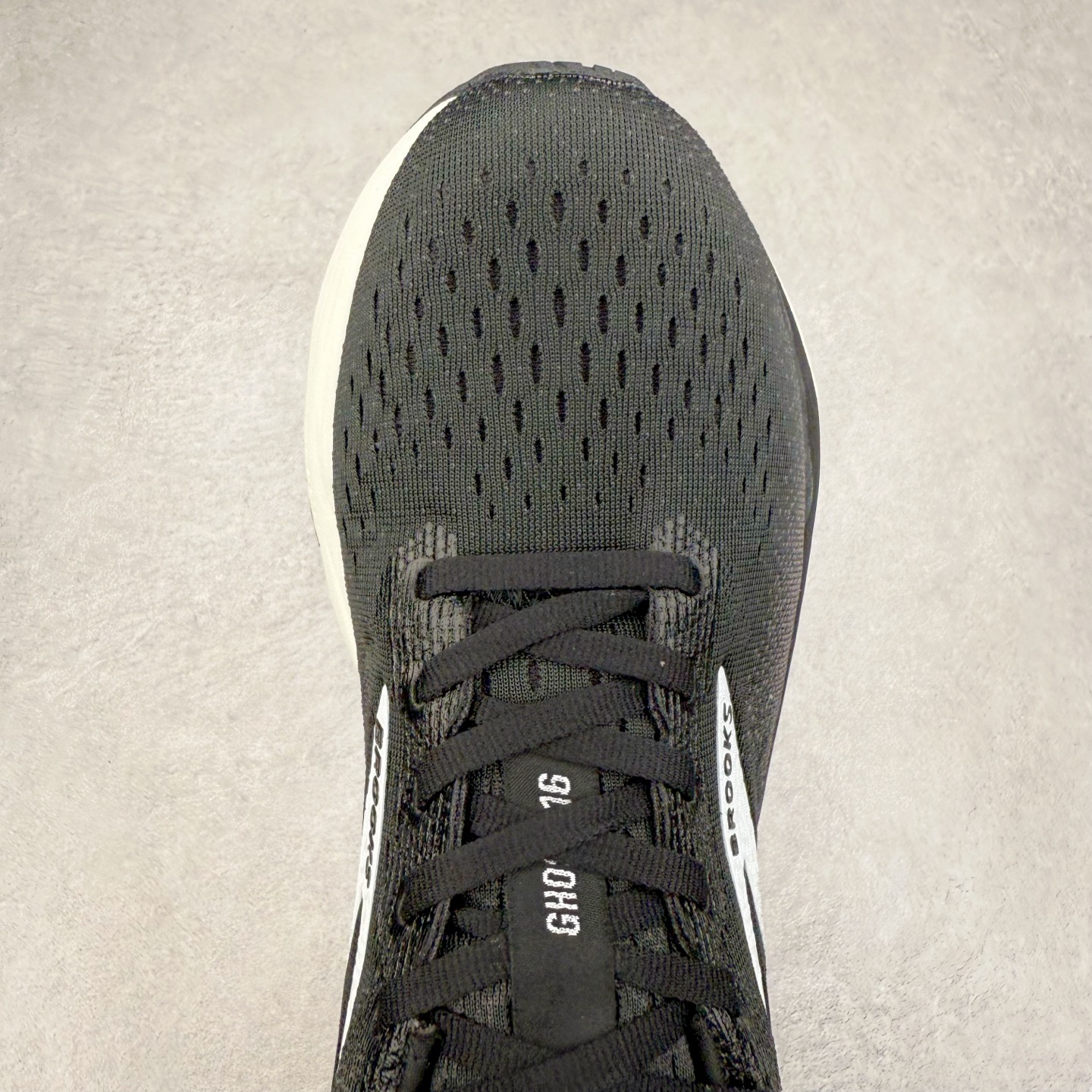 图片[4]-＃DT Brooks布鲁克斯 Ghost 15 马拉松舒适百搭防滑耐磨低帮跑步鞋 Brooks 四大跑鞋之一 百年品牌 跑鞋从外形上基本就能判断这是一款速度跑鞋 简洁干练的外形结构和极强的运动流线型看着非常有速度感 上脚的第一感觉是非常轻 美码9码的鞋单只206g不到 从个人偏好来说 200g左右的竞速鞋最具安全感 鞋面采用单层网布 很薄 前掌使用了大量开放式网眼 排气直接快速 透气性上乘 鞋舌也是轻量化设计 仅为一层麂皮 和脚背完美贴合 鞋舌中央有个防偏穿孔 从实际穿着来看 通常鞋舌都是外偏 如果是防偏穿孔位于中心 防偏效果其实并不十分有效 如果采用趋外侧的偏心设计更有效 鞋帮泡棉填充量不大 但非常紧凑 贴合舒适 包裹稳固 内置硬质TPU保证必要的稳定性 跑鞋中底采用的是DNA FLASH科技材料 DNA FLASH中底科技 是Brooks第一款将氮气注入中底的创新科技 主要原理是借助“超临界流体”发泡技术 将液态氮稳定的转化为气态氮 并使其均匀地形成无数紧密贴合的密闭式气囊结构 尺码：36 36.5 37.5 38 38.5 39 40 40.5 41 42 42.5 43 44 44.5 45 46-选品中心