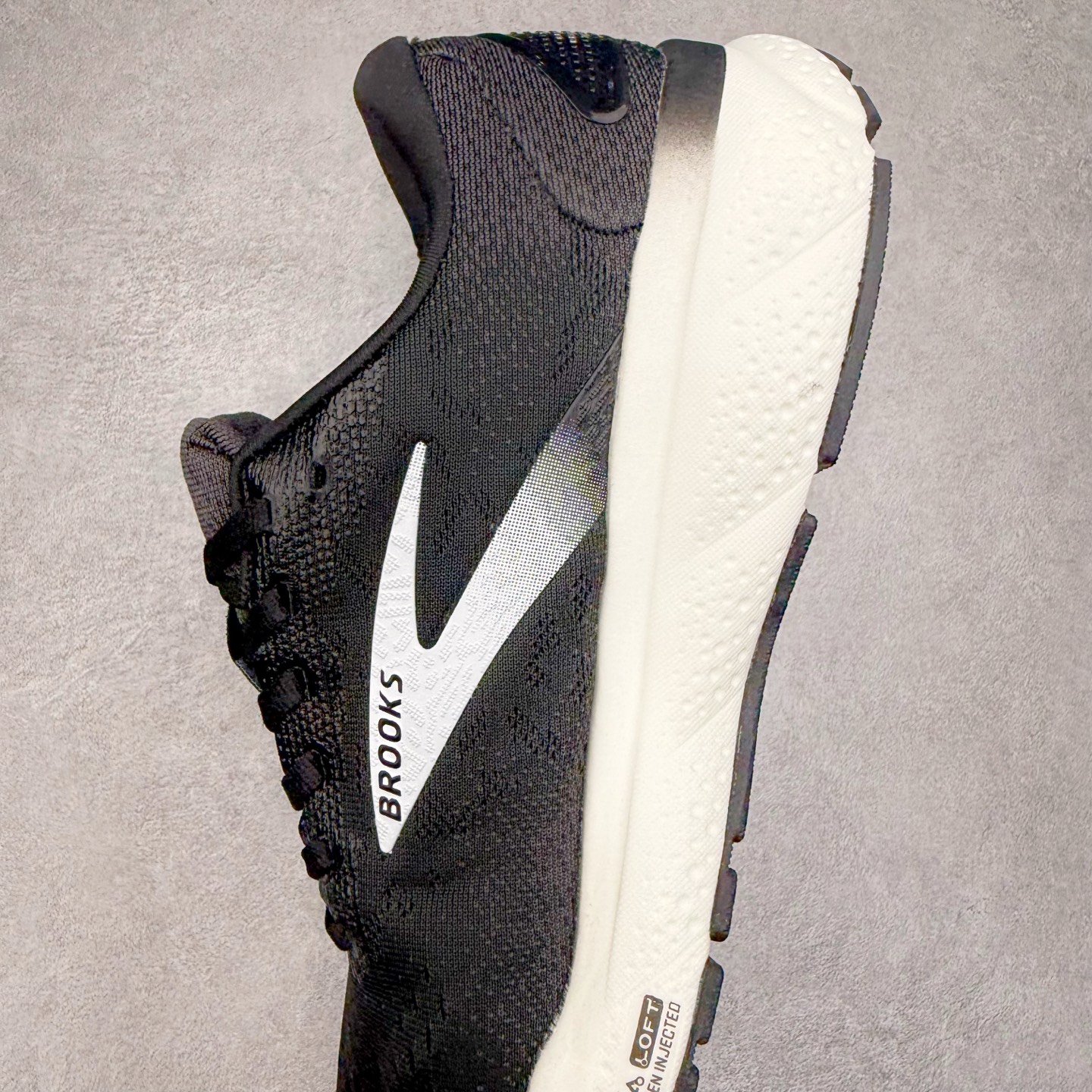 图片[7]-＃DT Brooks布鲁克斯 Ghost 15 马拉松舒适百搭防滑耐磨低帮跑步鞋 Brooks 四大跑鞋之一 百年品牌 跑鞋从外形上基本就能判断这是一款速度跑鞋 简洁干练的外形结构和极强的运动流线型看着非常有速度感 上脚的第一感觉是非常轻 美码9码的鞋单只206g不到 从个人偏好来说 200g左右的竞速鞋最具安全感 鞋面采用单层网布 很薄 前掌使用了大量开放式网眼 排气直接快速 透气性上乘 鞋舌也是轻量化设计 仅为一层麂皮 和脚背完美贴合 鞋舌中央有个防偏穿孔 从实际穿着来看 通常鞋舌都是外偏 如果是防偏穿孔位于中心 防偏效果其实并不十分有效 如果采用趋外侧的偏心设计更有效 鞋帮泡棉填充量不大 但非常紧凑 贴合舒适 包裹稳固 内置硬质TPU保证必要的稳定性 跑鞋中底采用的是DNA FLASH科技材料 DNA FLASH中底科技 是Brooks第一款将氮气注入中底的创新科技 主要原理是借助“超临界流体”发泡技术 将液态氮稳定的转化为气态氮 并使其均匀地形成无数紧密贴合的密闭式气囊结构 尺码：36 36.5 37.5 38 38.5 39 40 40.5 41 42 42.5 43 44 44.5 45 46-选品中心