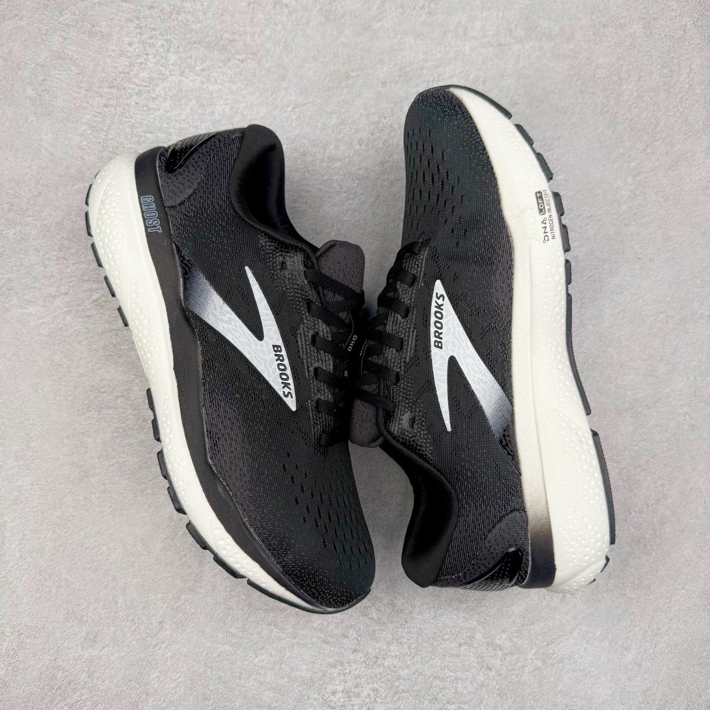 图片[3]-＃DT Brooks布鲁克斯 Ghost 15 马拉松舒适百搭防滑耐磨低帮跑步鞋 Brooks 四大跑鞋之一 百年品牌 跑鞋从外形上基本就能判断这是一款速度跑鞋 简洁干练的外形结构和极强的运动流线型看着非常有速度感 上脚的第一感觉是非常轻 美码9码的鞋单只206g不到 从个人偏好来说 200g左右的竞速鞋最具安全感 鞋面采用单层网布 很薄 前掌使用了大量开放式网眼 排气直接快速 透气性上乘 鞋舌也是轻量化设计 仅为一层麂皮 和脚背完美贴合 鞋舌中央有个防偏穿孔 从实际穿着来看 通常鞋舌都是外偏 如果是防偏穿孔位于中心 防偏效果其实并不十分有效 如果采用趋外侧的偏心设计更有效 鞋帮泡棉填充量不大 但非常紧凑 贴合舒适 包裹稳固 内置硬质TPU保证必要的稳定性 跑鞋中底采用的是DNA FLASH科技材料 DNA FLASH中底科技 是Brooks第一款将氮气注入中底的创新科技 主要原理是借助“超临界流体”发泡技术 将液态氮稳定的转化为气态氮 并使其均匀地形成无数紧密贴合的密闭式气囊结构 尺码：36 36.5 37.5 38 38.5 39 40 40.5 41 42 42.5 43 44 44.5 45 46-选品中心