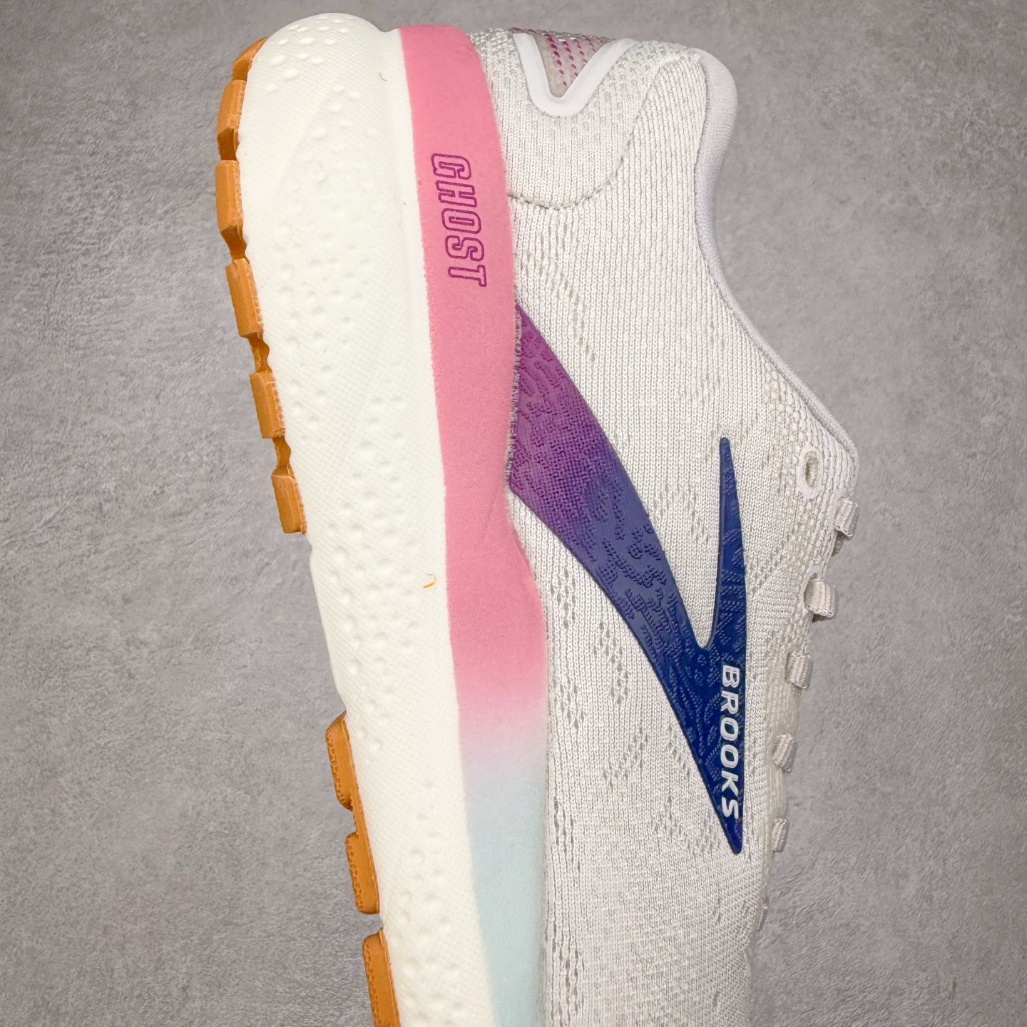 图片[6]-＃DT Brooks布鲁克斯 Ghost 15 马拉松舒适百搭防滑耐磨低帮跑步鞋 Brooks 四大跑鞋之一 百年品牌 跑鞋从外形上基本就能判断这是一款速度跑鞋 简洁干练的外形结构和极强的运动流线型看着非常有速度感 上脚的第一感觉是非常轻 美码9码的鞋单只206g不到 从个人偏好来说 200g左右的竞速鞋最具安全感 鞋面采用单层网布 很薄 前掌使用了大量开放式网眼 排气直接快速 透气性上乘 鞋舌也是轻量化设计 仅为一层麂皮 和脚背完美贴合 鞋舌中央有个防偏穿孔 从实际穿着来看 通常鞋舌都是外偏 如果是防偏穿孔位于中心 防偏效果其实并不十分有效 如果采用趋外侧的偏心设计更有效 鞋帮泡棉填充量不大 但非常紧凑 贴合舒适 包裹稳固 内置硬质TPU保证必要的稳定性 跑鞋中底采用的是DNA FLASH科技材料 DNA FLASH中底科技 是Brooks第一款将氮气注入中底的创新科技 主要原理是借助“超临界流体”发泡技术 将液态氮稳定的转化为气态氮 并使其均匀地形成无数紧密贴合的密闭式气囊结构 尺码：36 36.5 37.5 38 38.5 39 40 40.5 41 42 42.5 43 44 44.5 45 46-选品中心