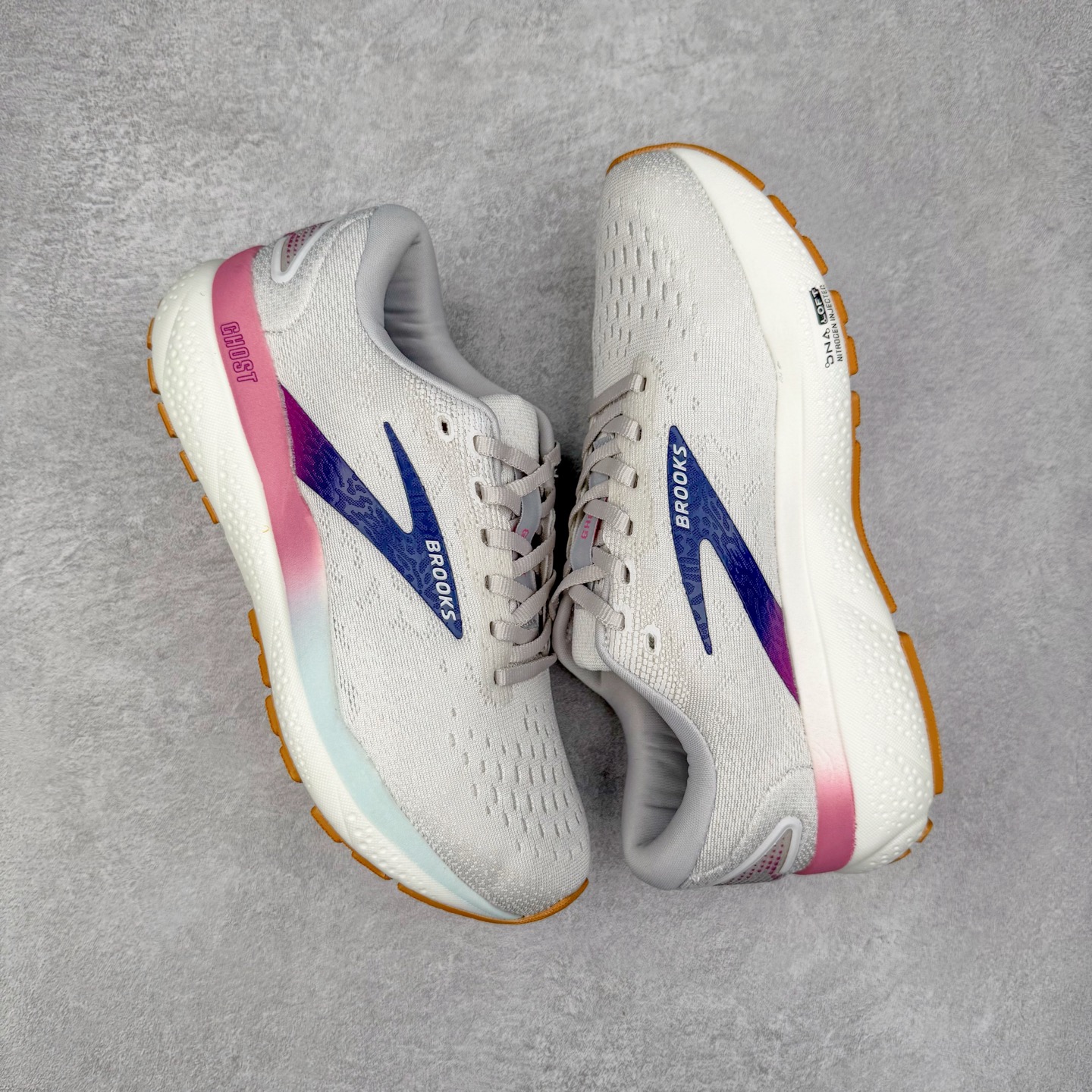 图片[3]-＃DT Brooks布鲁克斯 Ghost 15 马拉松舒适百搭防滑耐磨低帮跑步鞋 Brooks 四大跑鞋之一 百年品牌 跑鞋从外形上基本就能判断这是一款速度跑鞋 简洁干练的外形结构和极强的运动流线型看着非常有速度感 上脚的第一感觉是非常轻 美码9码的鞋单只206g不到 从个人偏好来说 200g左右的竞速鞋最具安全感 鞋面采用单层网布 很薄 前掌使用了大量开放式网眼 排气直接快速 透气性上乘 鞋舌也是轻量化设计 仅为一层麂皮 和脚背完美贴合 鞋舌中央有个防偏穿孔 从实际穿着来看 通常鞋舌都是外偏 如果是防偏穿孔位于中心 防偏效果其实并不十分有效 如果采用趋外侧的偏心设计更有效 鞋帮泡棉填充量不大 但非常紧凑 贴合舒适 包裹稳固 内置硬质TPU保证必要的稳定性 跑鞋中底采用的是DNA FLASH科技材料 DNA FLASH中底科技 是Brooks第一款将氮气注入中底的创新科技 主要原理是借助“超临界流体”发泡技术 将液态氮稳定的转化为气态氮 并使其均匀地形成无数紧密贴合的密闭式气囊结构 尺码：36 36.5 37.5 38 38.5 39 40 40.5 41 42 42.5 43 44 44.5 45 46-选品中心