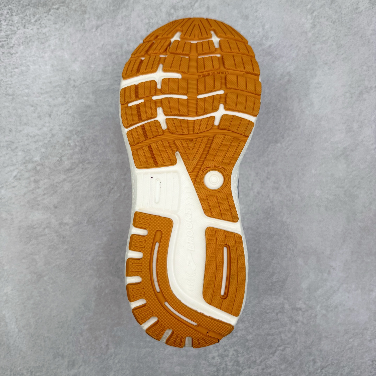 图片[9]-＃DT Brooks布鲁克斯 Ghost 15 马拉松舒适百搭防滑耐磨低帮跑步鞋 Brooks 四大跑鞋之一 百年品牌 跑鞋从外形上基本就能判断这是一款速度跑鞋 简洁干练的外形结构和极强的运动流线型看着非常有速度感 上脚的第一感觉是非常轻 美码9码的鞋单只206g不到 从个人偏好来说 200g左右的竞速鞋最具安全感 鞋面采用单层网布 很薄 前掌使用了大量开放式网眼 排气直接快速 透气性上乘 鞋舌也是轻量化设计 仅为一层麂皮 和脚背完美贴合 鞋舌中央有个防偏穿孔 从实际穿着来看 通常鞋舌都是外偏 如果是防偏穿孔位于中心 防偏效果其实并不十分有效 如果采用趋外侧的偏心设计更有效 鞋帮泡棉填充量不大 但非常紧凑 贴合舒适 包裹稳固 内置硬质TPU保证必要的稳定性 跑鞋中底采用的是DNA FLASH科技材料 DNA FLASH中底科技 是Brooks第一款将氮气注入中底的创新科技 主要原理是借助“超临界流体”发泡技术 将液态氮稳定的转化为气态氮 并使其均匀地形成无数紧密贴合的密闭式气囊结构 尺码：36 36.5 37.5 38 38.5 39 40 40.5 41 42 42.5 43 44 44.5 45 46-选品中心