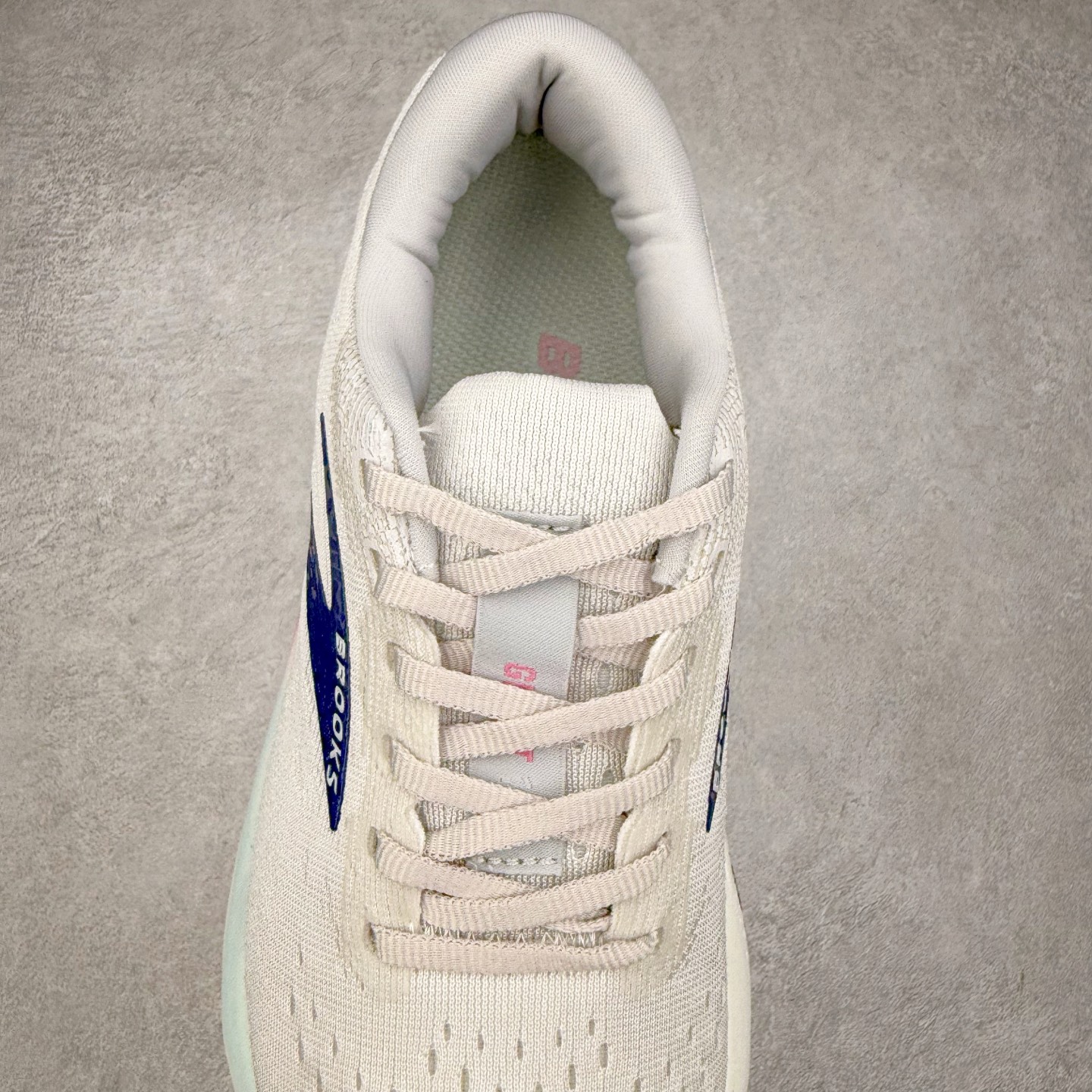 图片[5]-＃DT Brooks布鲁克斯 Ghost 15 马拉松舒适百搭防滑耐磨低帮跑步鞋 Brooks 四大跑鞋之一 百年品牌 跑鞋从外形上基本就能判断这是一款速度跑鞋 简洁干练的外形结构和极强的运动流线型看着非常有速度感 上脚的第一感觉是非常轻 美码9码的鞋单只206g不到 从个人偏好来说 200g左右的竞速鞋最具安全感 鞋面采用单层网布 很薄 前掌使用了大量开放式网眼 排气直接快速 透气性上乘 鞋舌也是轻量化设计 仅为一层麂皮 和脚背完美贴合 鞋舌中央有个防偏穿孔 从实际穿着来看 通常鞋舌都是外偏 如果是防偏穿孔位于中心 防偏效果其实并不十分有效 如果采用趋外侧的偏心设计更有效 鞋帮泡棉填充量不大 但非常紧凑 贴合舒适 包裹稳固 内置硬质TPU保证必要的稳定性 跑鞋中底采用的是DNA FLASH科技材料 DNA FLASH中底科技 是Brooks第一款将氮气注入中底的创新科技 主要原理是借助“超临界流体”发泡技术 将液态氮稳定的转化为气态氮 并使其均匀地形成无数紧密贴合的密闭式气囊结构 尺码：36 36.5 37.5 38 38.5 39 40 40.5 41 42 42.5 43 44 44.5 45 46-选品中心