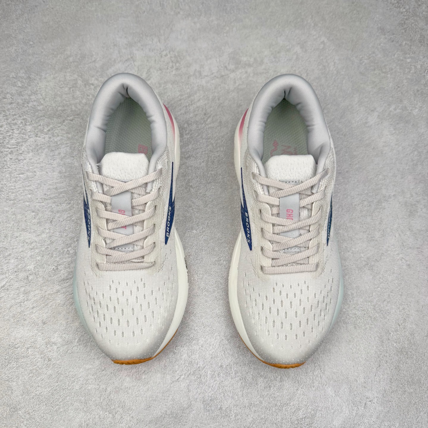 图片[2]-＃DT Brooks布鲁克斯 Ghost 15 马拉松舒适百搭防滑耐磨低帮跑步鞋 Brooks 四大跑鞋之一 百年品牌 跑鞋从外形上基本就能判断这是一款速度跑鞋 简洁干练的外形结构和极强的运动流线型看着非常有速度感 上脚的第一感觉是非常轻 美码9码的鞋单只206g不到 从个人偏好来说 200g左右的竞速鞋最具安全感 鞋面采用单层网布 很薄 前掌使用了大量开放式网眼 排气直接快速 透气性上乘 鞋舌也是轻量化设计 仅为一层麂皮 和脚背完美贴合 鞋舌中央有个防偏穿孔 从实际穿着来看 通常鞋舌都是外偏 如果是防偏穿孔位于中心 防偏效果其实并不十分有效 如果采用趋外侧的偏心设计更有效 鞋帮泡棉填充量不大 但非常紧凑 贴合舒适 包裹稳固 内置硬质TPU保证必要的稳定性 跑鞋中底采用的是DNA FLASH科技材料 DNA FLASH中底科技 是Brooks第一款将氮气注入中底的创新科技 主要原理是借助“超临界流体”发泡技术 将液态氮稳定的转化为气态氮 并使其均匀地形成无数紧密贴合的密闭式气囊结构 尺码：36 36.5 37.5 38 38.5 39 40 40.5 41 42 42.5 43 44 44.5 45 46-选品中心