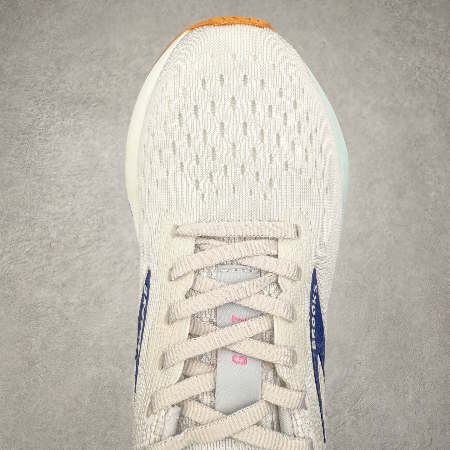 图片[4]-＃DT Brooks布鲁克斯 Ghost 15 马拉松舒适百搭防滑耐磨低帮跑步鞋 Brooks 四大跑鞋之一 百年品牌 跑鞋从外形上基本就能判断这是一款速度跑鞋 简洁干练的外形结构和极强的运动流线型看着非常有速度感 上脚的第一感觉是非常轻 美码9码的鞋单只206g不到 从个人偏好来说 200g左右的竞速鞋最具安全感 鞋面采用单层网布 很薄 前掌使用了大量开放式网眼 排气直接快速 透气性上乘 鞋舌也是轻量化设计 仅为一层麂皮 和脚背完美贴合 鞋舌中央有个防偏穿孔 从实际穿着来看 通常鞋舌都是外偏 如果是防偏穿孔位于中心 防偏效果其实并不十分有效 如果采用趋外侧的偏心设计更有效 鞋帮泡棉填充量不大 但非常紧凑 贴合舒适 包裹稳固 内置硬质TPU保证必要的稳定性 跑鞋中底采用的是DNA FLASH科技材料 DNA FLASH中底科技 是Brooks第一款将氮气注入中底的创新科技 主要原理是借助“超临界流体”发泡技术 将液态氮稳定的转化为气态氮 并使其均匀地形成无数紧密贴合的密闭式气囊结构 尺码：36 36.5 37.5 38 38.5 39 40 40.5 41 42 42.5 43 44 44.5 45 46-选品中心