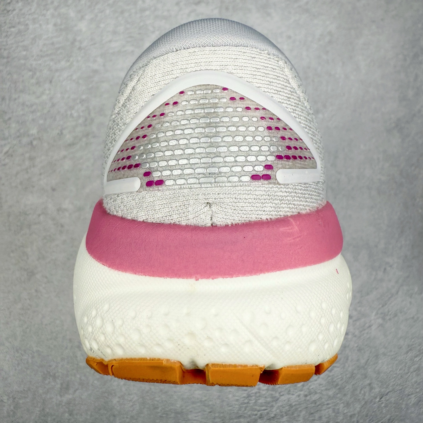 图片[8]-＃DT Brooks布鲁克斯 Ghost 15 马拉松舒适百搭防滑耐磨低帮跑步鞋 Brooks 四大跑鞋之一 百年品牌 跑鞋从外形上基本就能判断这是一款速度跑鞋 简洁干练的外形结构和极强的运动流线型看着非常有速度感 上脚的第一感觉是非常轻 美码9码的鞋单只206g不到 从个人偏好来说 200g左右的竞速鞋最具安全感 鞋面采用单层网布 很薄 前掌使用了大量开放式网眼 排气直接快速 透气性上乘 鞋舌也是轻量化设计 仅为一层麂皮 和脚背完美贴合 鞋舌中央有个防偏穿孔 从实际穿着来看 通常鞋舌都是外偏 如果是防偏穿孔位于中心 防偏效果其实并不十分有效 如果采用趋外侧的偏心设计更有效 鞋帮泡棉填充量不大 但非常紧凑 贴合舒适 包裹稳固 内置硬质TPU保证必要的稳定性 跑鞋中底采用的是DNA FLASH科技材料 DNA FLASH中底科技 是Brooks第一款将氮气注入中底的创新科技 主要原理是借助“超临界流体”发泡技术 将液态氮稳定的转化为气态氮 并使其均匀地形成无数紧密贴合的密闭式气囊结构 尺码：36 36.5 37.5 38 38.5 39 40 40.5 41 42 42.5 43 44 44.5 45 46-选品中心