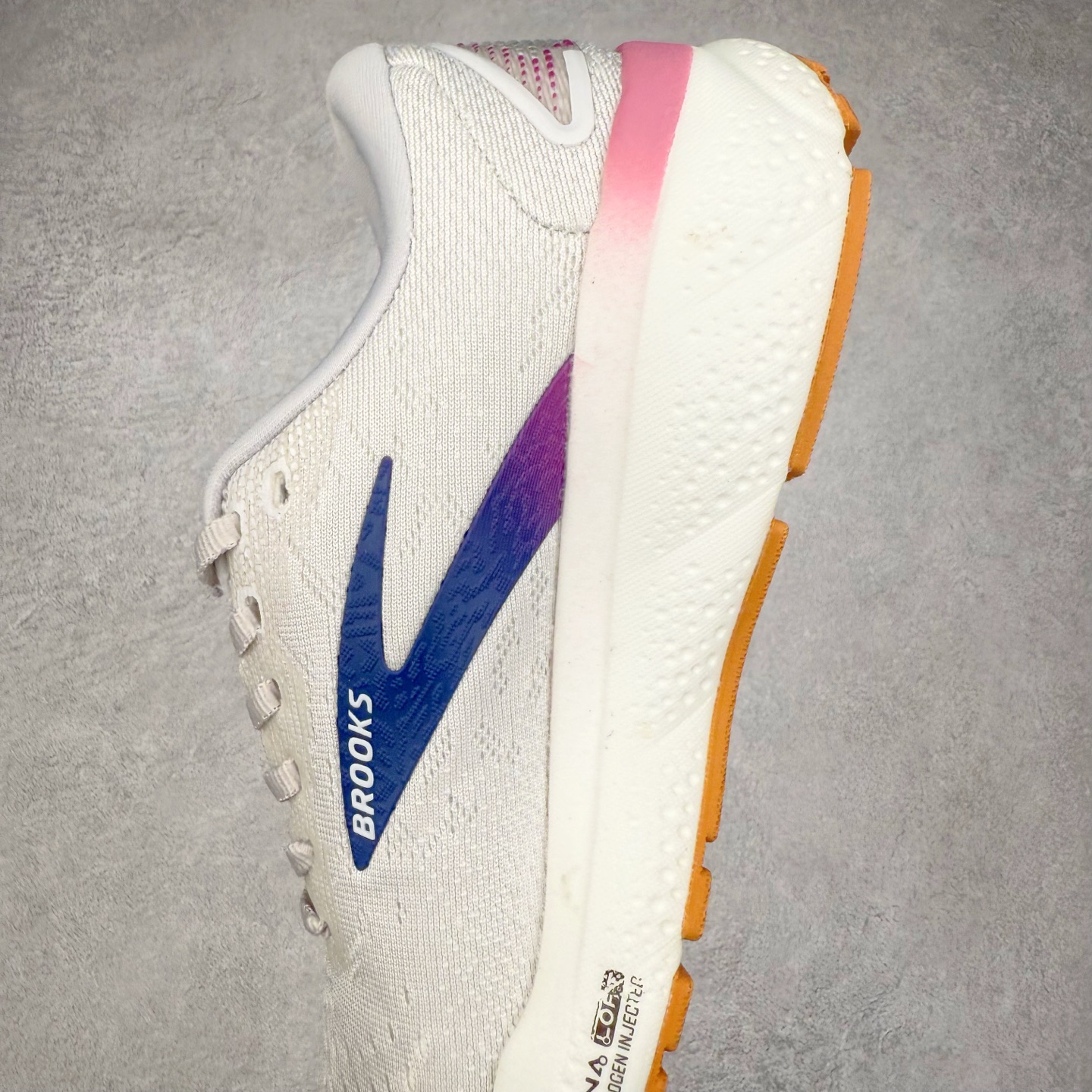 图片[7]-＃DT Brooks布鲁克斯 Ghost 15 马拉松舒适百搭防滑耐磨低帮跑步鞋 Brooks 四大跑鞋之一 百年品牌 跑鞋从外形上基本就能判断这是一款速度跑鞋 简洁干练的外形结构和极强的运动流线型看着非常有速度感 上脚的第一感觉是非常轻 美码9码的鞋单只206g不到 从个人偏好来说 200g左右的竞速鞋最具安全感 鞋面采用单层网布 很薄 前掌使用了大量开放式网眼 排气直接快速 透气性上乘 鞋舌也是轻量化设计 仅为一层麂皮 和脚背完美贴合 鞋舌中央有个防偏穿孔 从实际穿着来看 通常鞋舌都是外偏 如果是防偏穿孔位于中心 防偏效果其实并不十分有效 如果采用趋外侧的偏心设计更有效 鞋帮泡棉填充量不大 但非常紧凑 贴合舒适 包裹稳固 内置硬质TPU保证必要的稳定性 跑鞋中底采用的是DNA FLASH科技材料 DNA FLASH中底科技 是Brooks第一款将氮气注入中底的创新科技 主要原理是借助“超临界流体”发泡技术 将液态氮稳定的转化为气态氮 并使其均匀地形成无数紧密贴合的密闭式气囊结构 尺码：36 36.5 37.5 38 38.5 39 40 40.5 41 42 42.5 43 44 44.5 45 46-选品中心