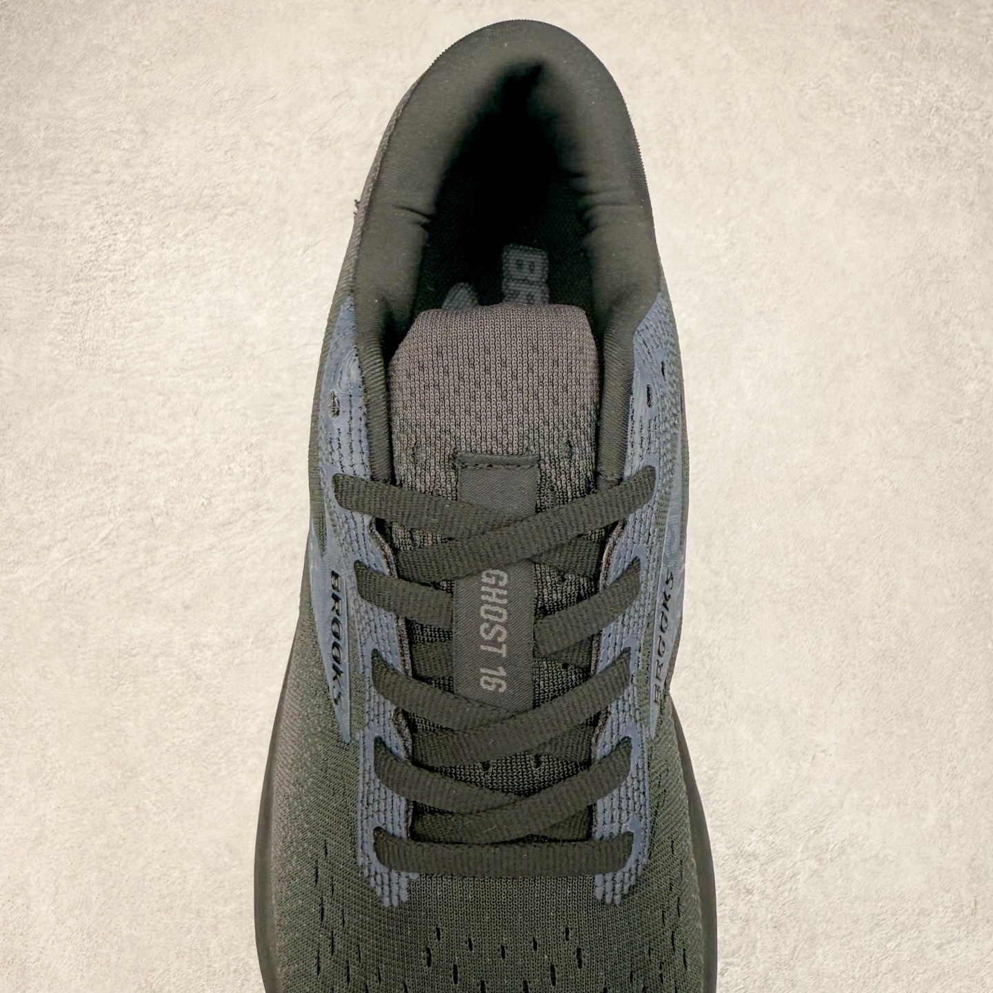 图片[5]-＃DT Brooks布鲁克斯 Ghost 15 马拉松舒适百搭防滑耐磨低帮跑步鞋 Brooks 四大跑鞋之一 百年品牌 跑鞋从外形上基本就能判断这是一款速度跑鞋 简洁干练的外形结构和极强的运动流线型看着非常有速度感 上脚的第一感觉是非常轻 美码9码的鞋单只206g不到 从个人偏好来说 200g左右的竞速鞋最具安全感 鞋面采用单层网布 很薄 前掌使用了大量开放式网眼 排气直接快速 透气性上乘 鞋舌也是轻量化设计 仅为一层麂皮 和脚背完美贴合 鞋舌中央有个防偏穿孔 从实际穿着来看 通常鞋舌都是外偏 如果是防偏穿孔位于中心 防偏效果其实并不十分有效 如果采用趋外侧的偏心设计更有效 鞋帮泡棉填充量不大 但非常紧凑 贴合舒适 包裹稳固 内置硬质TPU保证必要的稳定性 跑鞋中底采用的是DNA FLASH科技材料 DNA FLASH中底科技 是Brooks第一款将氮气注入中底的创新科技 主要原理是借助“超临界流体”发泡技术 将液态氮稳定的转化为气态氮 并使其均匀地形成无数紧密贴合的密闭式气囊结构 尺码：36 36.5 37.5 38 38.5 39 40 40.5 41 42 42.5 43 44 44.5 45 46-选品中心