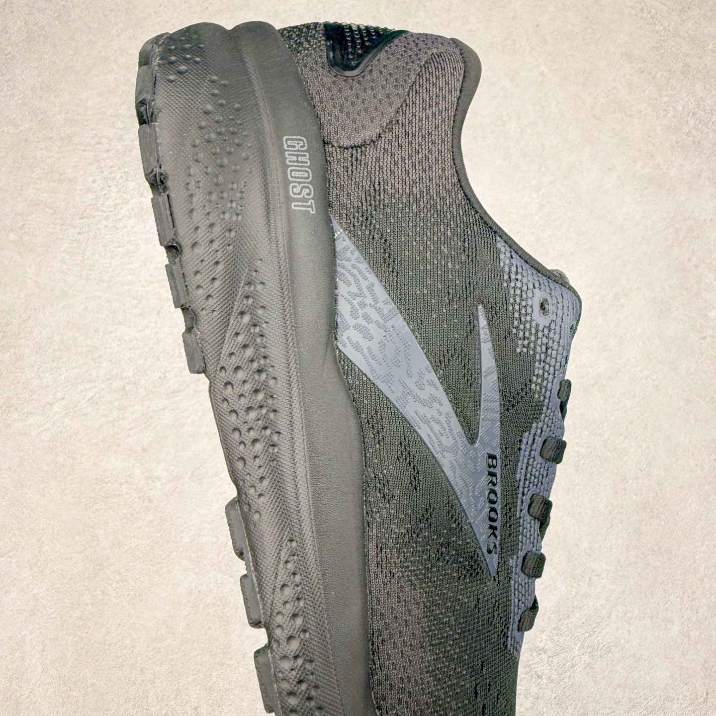 图片[6]-＃DT Brooks布鲁克斯 Ghost 15 马拉松舒适百搭防滑耐磨低帮跑步鞋 Brooks 四大跑鞋之一 百年品牌 跑鞋从外形上基本就能判断这是一款速度跑鞋 简洁干练的外形结构和极强的运动流线型看着非常有速度感 上脚的第一感觉是非常轻 美码9码的鞋单只206g不到 从个人偏好来说 200g左右的竞速鞋最具安全感 鞋面采用单层网布 很薄 前掌使用了大量开放式网眼 排气直接快速 透气性上乘 鞋舌也是轻量化设计 仅为一层麂皮 和脚背完美贴合 鞋舌中央有个防偏穿孔 从实际穿着来看 通常鞋舌都是外偏 如果是防偏穿孔位于中心 防偏效果其实并不十分有效 如果采用趋外侧的偏心设计更有效 鞋帮泡棉填充量不大 但非常紧凑 贴合舒适 包裹稳固 内置硬质TPU保证必要的稳定性 跑鞋中底采用的是DNA FLASH科技材料 DNA FLASH中底科技 是Brooks第一款将氮气注入中底的创新科技 主要原理是借助“超临界流体”发泡技术 将液态氮稳定的转化为气态氮 并使其均匀地形成无数紧密贴合的密闭式气囊结构 尺码：36 36.5 37.5 38 38.5 39 40 40.5 41 42 42.5 43 44 44.5 45 46-选品中心