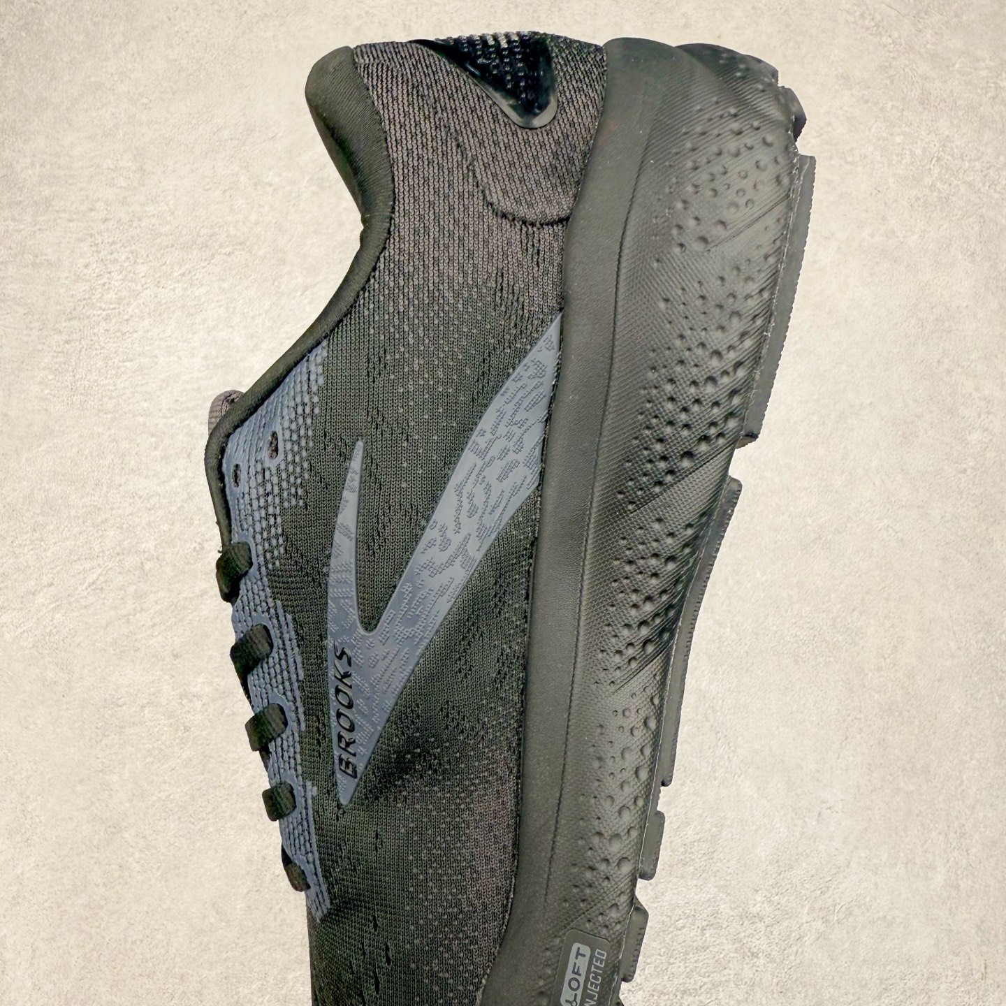 图片[7]-＃DT Brooks布鲁克斯 Ghost 15 马拉松舒适百搭防滑耐磨低帮跑步鞋 Brooks 四大跑鞋之一 百年品牌 跑鞋从外形上基本就能判断这是一款速度跑鞋 简洁干练的外形结构和极强的运动流线型看着非常有速度感 上脚的第一感觉是非常轻 美码9码的鞋单只206g不到 从个人偏好来说 200g左右的竞速鞋最具安全感 鞋面采用单层网布 很薄 前掌使用了大量开放式网眼 排气直接快速 透气性上乘 鞋舌也是轻量化设计 仅为一层麂皮 和脚背完美贴合 鞋舌中央有个防偏穿孔 从实际穿着来看 通常鞋舌都是外偏 如果是防偏穿孔位于中心 防偏效果其实并不十分有效 如果采用趋外侧的偏心设计更有效 鞋帮泡棉填充量不大 但非常紧凑 贴合舒适 包裹稳固 内置硬质TPU保证必要的稳定性 跑鞋中底采用的是DNA FLASH科技材料 DNA FLASH中底科技 是Brooks第一款将氮气注入中底的创新科技 主要原理是借助“超临界流体”发泡技术 将液态氮稳定的转化为气态氮 并使其均匀地形成无数紧密贴合的密闭式气囊结构 尺码：36 36.5 37.5 38 38.5 39 40 40.5 41 42 42.5 43 44 44.5 45 46-选品中心