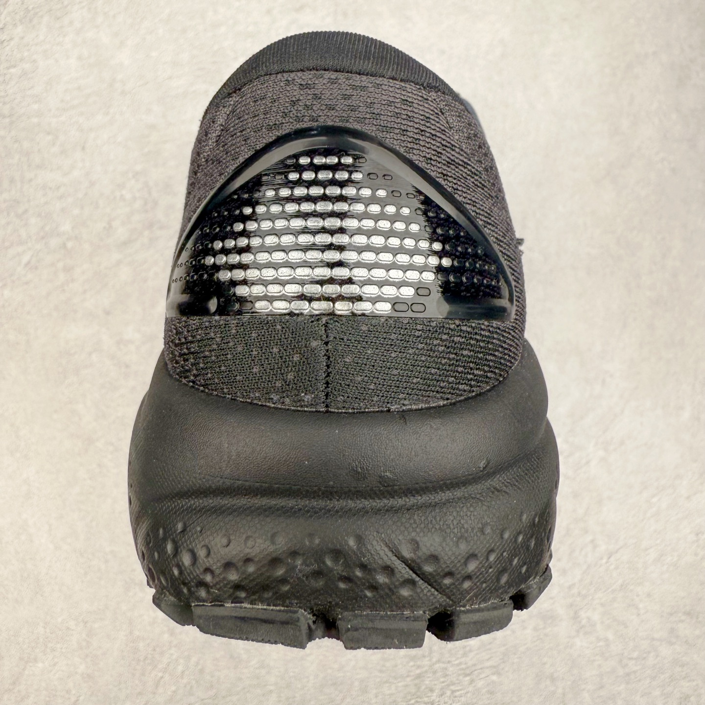 图片[8]-＃DT Brooks布鲁克斯 Ghost 15 马拉松舒适百搭防滑耐磨低帮跑步鞋 Brooks 四大跑鞋之一 百年品牌 跑鞋从外形上基本就能判断这是一款速度跑鞋 简洁干练的外形结构和极强的运动流线型看着非常有速度感 上脚的第一感觉是非常轻 美码9码的鞋单只206g不到 从个人偏好来说 200g左右的竞速鞋最具安全感 鞋面采用单层网布 很薄 前掌使用了大量开放式网眼 排气直接快速 透气性上乘 鞋舌也是轻量化设计 仅为一层麂皮 和脚背完美贴合 鞋舌中央有个防偏穿孔 从实际穿着来看 通常鞋舌都是外偏 如果是防偏穿孔位于中心 防偏效果其实并不十分有效 如果采用趋外侧的偏心设计更有效 鞋帮泡棉填充量不大 但非常紧凑 贴合舒适 包裹稳固 内置硬质TPU保证必要的稳定性 跑鞋中底采用的是DNA FLASH科技材料 DNA FLASH中底科技 是Brooks第一款将氮气注入中底的创新科技 主要原理是借助“超临界流体”发泡技术 将液态氮稳定的转化为气态氮 并使其均匀地形成无数紧密贴合的密闭式气囊结构 尺码：36 36.5 37.5 38 38.5 39 40 40.5 41 42 42.5 43 44 44.5 45 46-选品中心