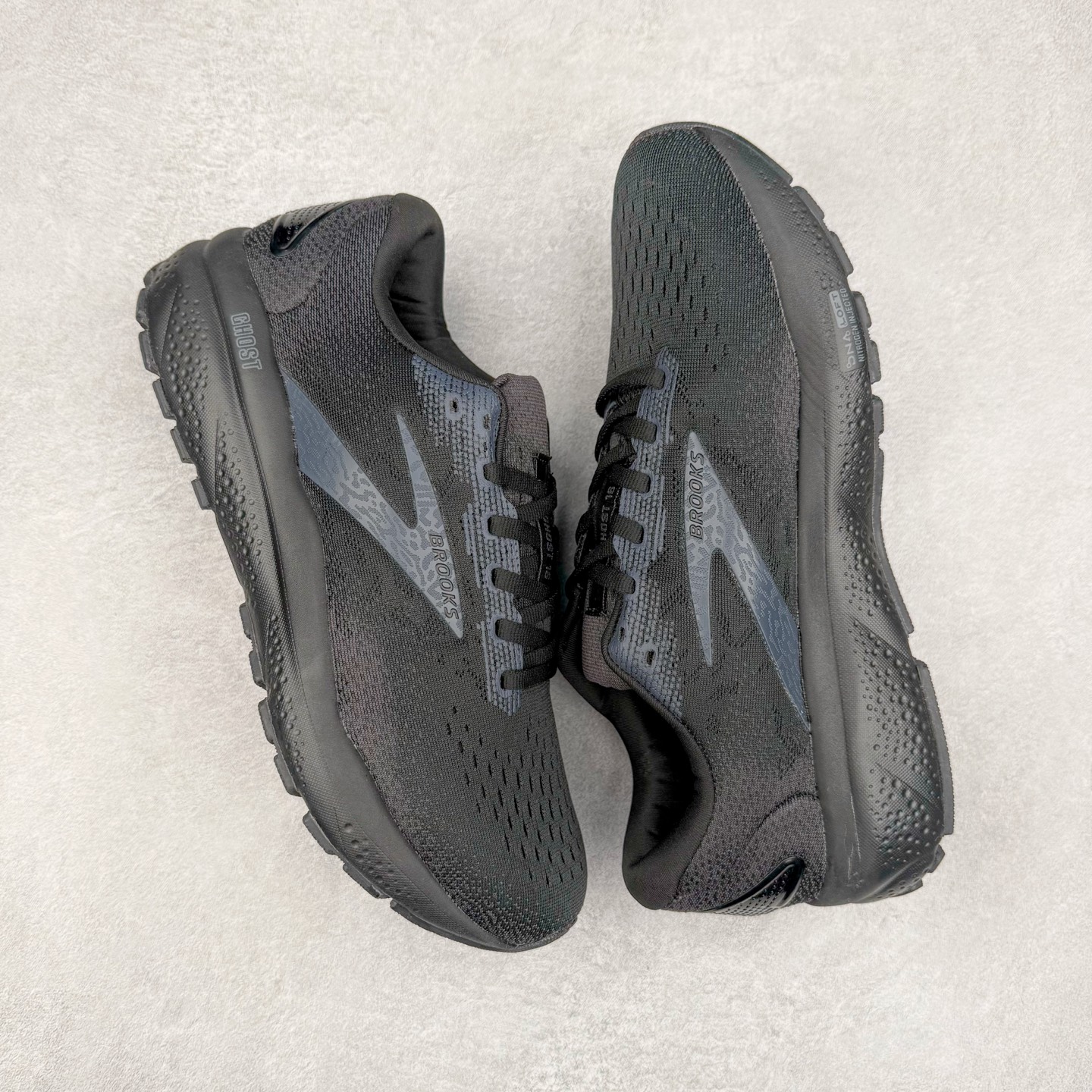 图片[3]-＃DT Brooks布鲁克斯 Ghost 15 马拉松舒适百搭防滑耐磨低帮跑步鞋 Brooks 四大跑鞋之一 百年品牌 跑鞋从外形上基本就能判断这是一款速度跑鞋 简洁干练的外形结构和极强的运动流线型看着非常有速度感 上脚的第一感觉是非常轻 美码9码的鞋单只206g不到 从个人偏好来说 200g左右的竞速鞋最具安全感 鞋面采用单层网布 很薄 前掌使用了大量开放式网眼 排气直接快速 透气性上乘 鞋舌也是轻量化设计 仅为一层麂皮 和脚背完美贴合 鞋舌中央有个防偏穿孔 从实际穿着来看 通常鞋舌都是外偏 如果是防偏穿孔位于中心 防偏效果其实并不十分有效 如果采用趋外侧的偏心设计更有效 鞋帮泡棉填充量不大 但非常紧凑 贴合舒适 包裹稳固 内置硬质TPU保证必要的稳定性 跑鞋中底采用的是DNA FLASH科技材料 DNA FLASH中底科技 是Brooks第一款将氮气注入中底的创新科技 主要原理是借助“超临界流体”发泡技术 将液态氮稳定的转化为气态氮 并使其均匀地形成无数紧密贴合的密闭式气囊结构 尺码：36 36.5 37.5 38 38.5 39 40 40.5 41 42 42.5 43 44 44.5 45 46-选品中心