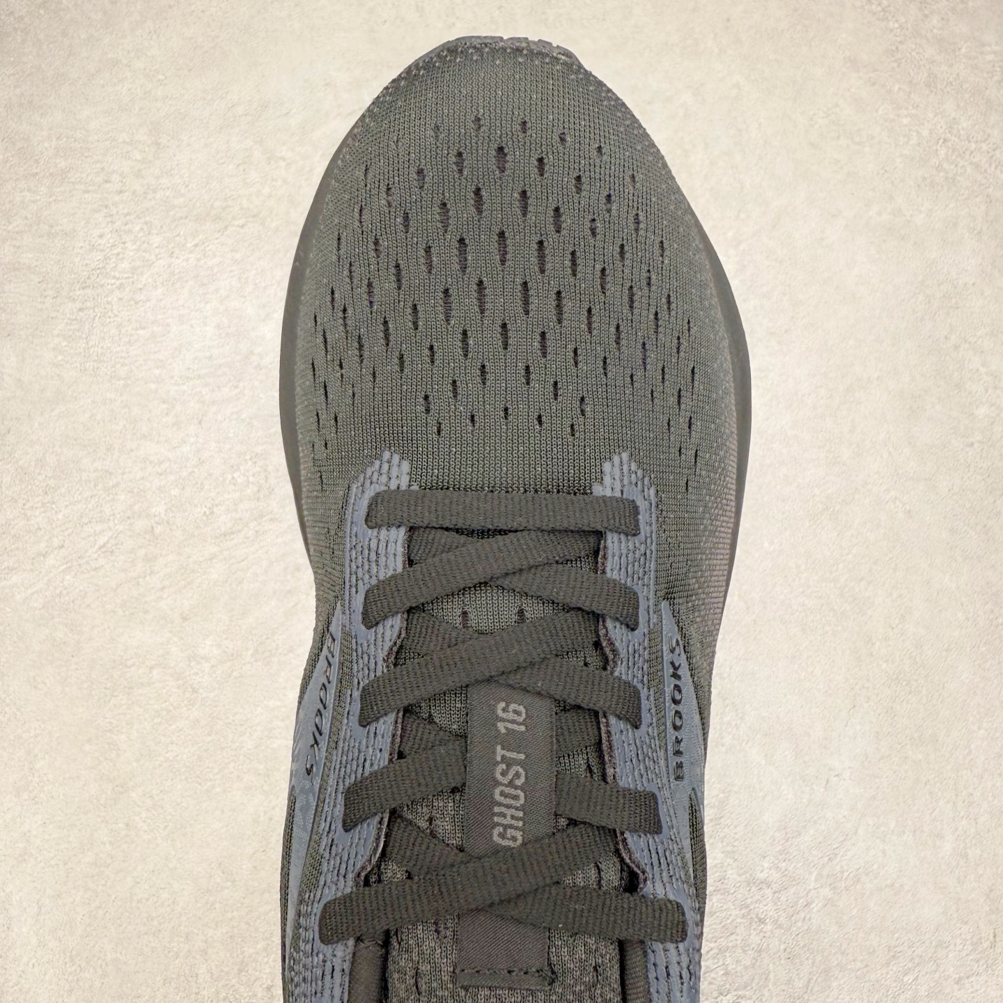 图片[4]-＃DT Brooks布鲁克斯 Ghost 15 马拉松舒适百搭防滑耐磨低帮跑步鞋 Brooks 四大跑鞋之一 百年品牌 跑鞋从外形上基本就能判断这是一款速度跑鞋 简洁干练的外形结构和极强的运动流线型看着非常有速度感 上脚的第一感觉是非常轻 美码9码的鞋单只206g不到 从个人偏好来说 200g左右的竞速鞋最具安全感 鞋面采用单层网布 很薄 前掌使用了大量开放式网眼 排气直接快速 透气性上乘 鞋舌也是轻量化设计 仅为一层麂皮 和脚背完美贴合 鞋舌中央有个防偏穿孔 从实际穿着来看 通常鞋舌都是外偏 如果是防偏穿孔位于中心 防偏效果其实并不十分有效 如果采用趋外侧的偏心设计更有效 鞋帮泡棉填充量不大 但非常紧凑 贴合舒适 包裹稳固 内置硬质TPU保证必要的稳定性 跑鞋中底采用的是DNA FLASH科技材料 DNA FLASH中底科技 是Brooks第一款将氮气注入中底的创新科技 主要原理是借助“超临界流体”发泡技术 将液态氮稳定的转化为气态氮 并使其均匀地形成无数紧密贴合的密闭式气囊结构 尺码：36 36.5 37.5 38 38.5 39 40 40.5 41 42 42.5 43 44 44.5 45 46-选品中心