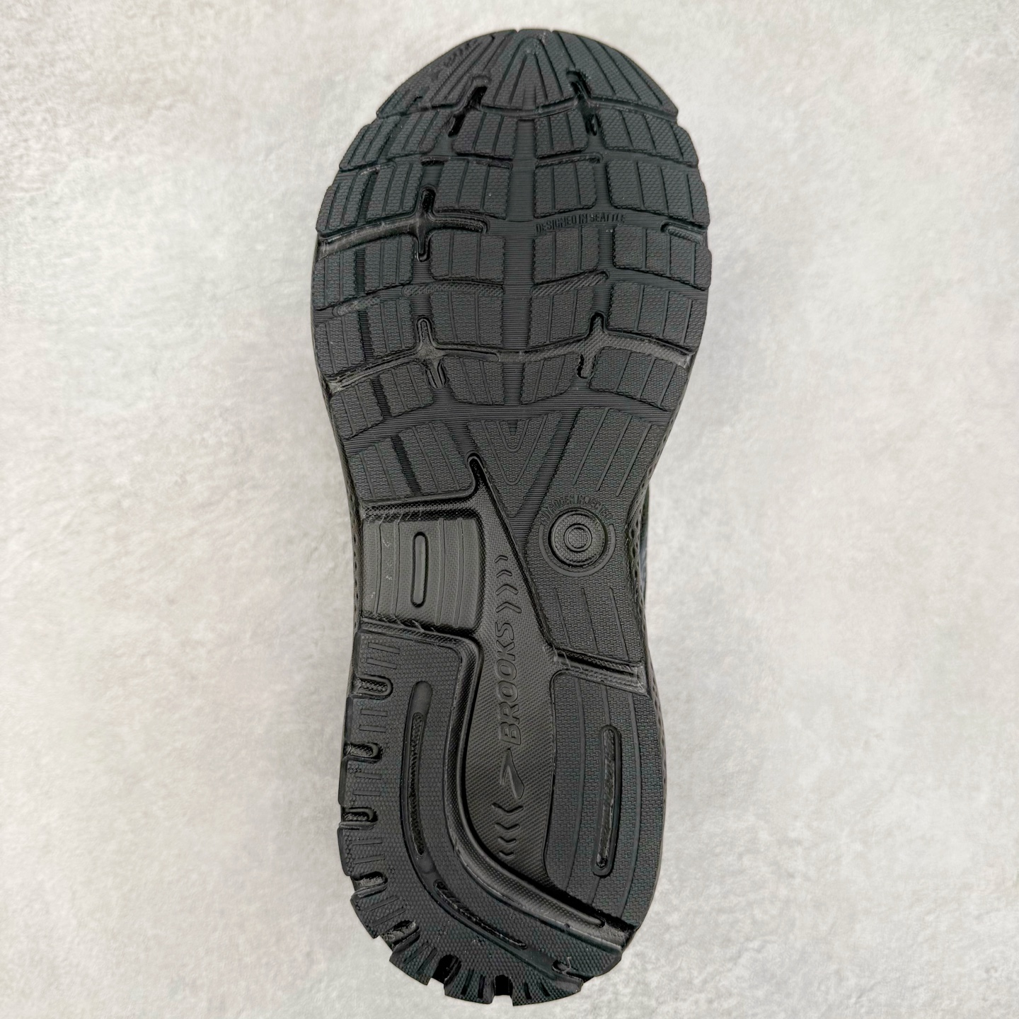 图片[9]-＃DT Brooks布鲁克斯 Ghost 15 马拉松舒适百搭防滑耐磨低帮跑步鞋 Brooks 四大跑鞋之一 百年品牌 跑鞋从外形上基本就能判断这是一款速度跑鞋 简洁干练的外形结构和极强的运动流线型看着非常有速度感 上脚的第一感觉是非常轻 美码9码的鞋单只206g不到 从个人偏好来说 200g左右的竞速鞋最具安全感 鞋面采用单层网布 很薄 前掌使用了大量开放式网眼 排气直接快速 透气性上乘 鞋舌也是轻量化设计 仅为一层麂皮 和脚背完美贴合 鞋舌中央有个防偏穿孔 从实际穿着来看 通常鞋舌都是外偏 如果是防偏穿孔位于中心 防偏效果其实并不十分有效 如果采用趋外侧的偏心设计更有效 鞋帮泡棉填充量不大 但非常紧凑 贴合舒适 包裹稳固 内置硬质TPU保证必要的稳定性 跑鞋中底采用的是DNA FLASH科技材料 DNA FLASH中底科技 是Brooks第一款将氮气注入中底的创新科技 主要原理是借助“超临界流体”发泡技术 将液态氮稳定的转化为气态氮 并使其均匀地形成无数紧密贴合的密闭式气囊结构 尺码：36 36.5 37.5 38 38.5 39 40 40.5 41 42 42.5 43 44 44.5 45 46-选品中心