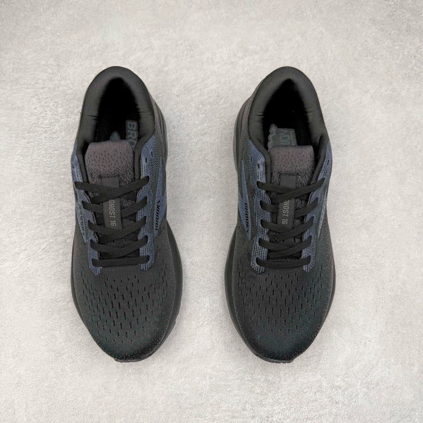 图片[2]-＃DT Brooks布鲁克斯 Ghost 15 马拉松舒适百搭防滑耐磨低帮跑步鞋 Brooks 四大跑鞋之一 百年品牌 跑鞋从外形上基本就能判断这是一款速度跑鞋 简洁干练的外形结构和极强的运动流线型看着非常有速度感 上脚的第一感觉是非常轻 美码9码的鞋单只206g不到 从个人偏好来说 200g左右的竞速鞋最具安全感 鞋面采用单层网布 很薄 前掌使用了大量开放式网眼 排气直接快速 透气性上乘 鞋舌也是轻量化设计 仅为一层麂皮 和脚背完美贴合 鞋舌中央有个防偏穿孔 从实际穿着来看 通常鞋舌都是外偏 如果是防偏穿孔位于中心 防偏效果其实并不十分有效 如果采用趋外侧的偏心设计更有效 鞋帮泡棉填充量不大 但非常紧凑 贴合舒适 包裹稳固 内置硬质TPU保证必要的稳定性 跑鞋中底采用的是DNA FLASH科技材料 DNA FLASH中底科技 是Brooks第一款将氮气注入中底的创新科技 主要原理是借助“超临界流体”发泡技术 将液态氮稳定的转化为气态氮 并使其均匀地形成无数紧密贴合的密闭式气囊结构 尺码：36 36.5 37.5 38 38.5 39 40 40.5 41 42 42.5 43 44 44.5 45 46-选品中心