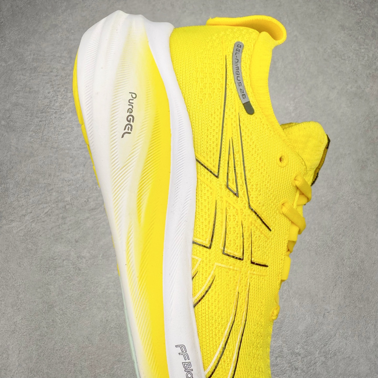 图片[6]-Asics GEL-Nimbus 26 亚瑟士缓震跑鞋 近年复古风潮的势头很旺 ASICS一直坚信保持身体的健康与活力是打造健康快乐的生活方式的最佳途径 ASICS为复古鞋型注入新设计 为玩家的街头穿搭提供了更多可能 GEL-NIMBUSTM9运动鞋最初是为中立和仰卧跑步者设计的长距离训练器 采用原始材料和关键细节重新设计 其Y2K时代的工业外观也被大胆的对比和色块所抵消 尺码：36 36.5 37.5 38 38.5 39 40 40.5 41.5 42 42.5 43.5 44 44.5 45-选品中心