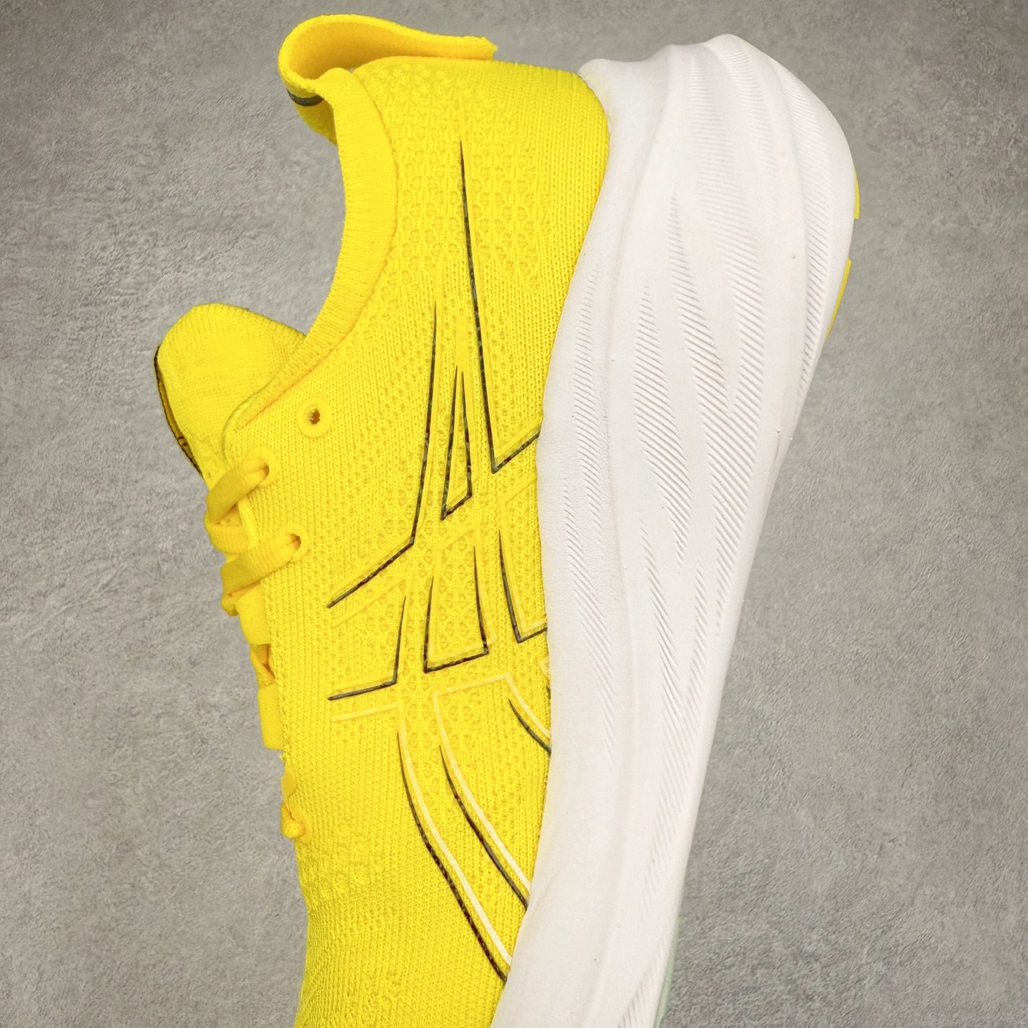 图片[7]-Asics GEL-Nimbus 26 亚瑟士缓震跑鞋 近年复古风潮的势头很旺 ASICS一直坚信保持身体的健康与活力是打造健康快乐的生活方式的最佳途径 ASICS为复古鞋型注入新设计 为玩家的街头穿搭提供了更多可能 GEL-NIMBUSTM9运动鞋最初是为中立和仰卧跑步者设计的长距离训练器 采用原始材料和关键细节重新设计 其Y2K时代的工业外观也被大胆的对比和色块所抵消 尺码：36 36.5 37.5 38 38.5 39 40 40.5 41.5 42 42.5 43.5 44 44.5 45-选品中心