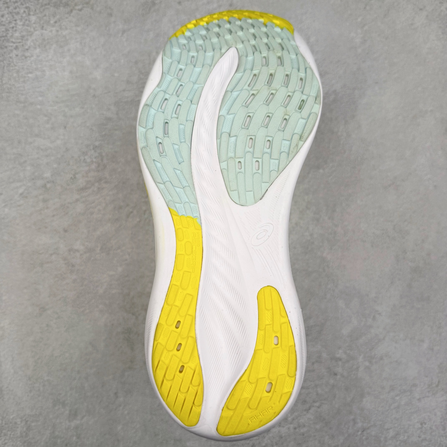 图片[9]-Asics GEL-Nimbus 26 亚瑟士缓震跑鞋 近年复古风潮的势头很旺 ASICS一直坚信保持身体的健康与活力是打造健康快乐的生活方式的最佳途径 ASICS为复古鞋型注入新设计 为玩家的街头穿搭提供了更多可能 GEL-NIMBUSTM9运动鞋最初是为中立和仰卧跑步者设计的长距离训练器 采用原始材料和关键细节重新设计 其Y2K时代的工业外观也被大胆的对比和色块所抵消 尺码：36 36.5 37.5 38 38.5 39 40 40.5 41.5 42 42.5 43.5 44 44.5 45-选品中心