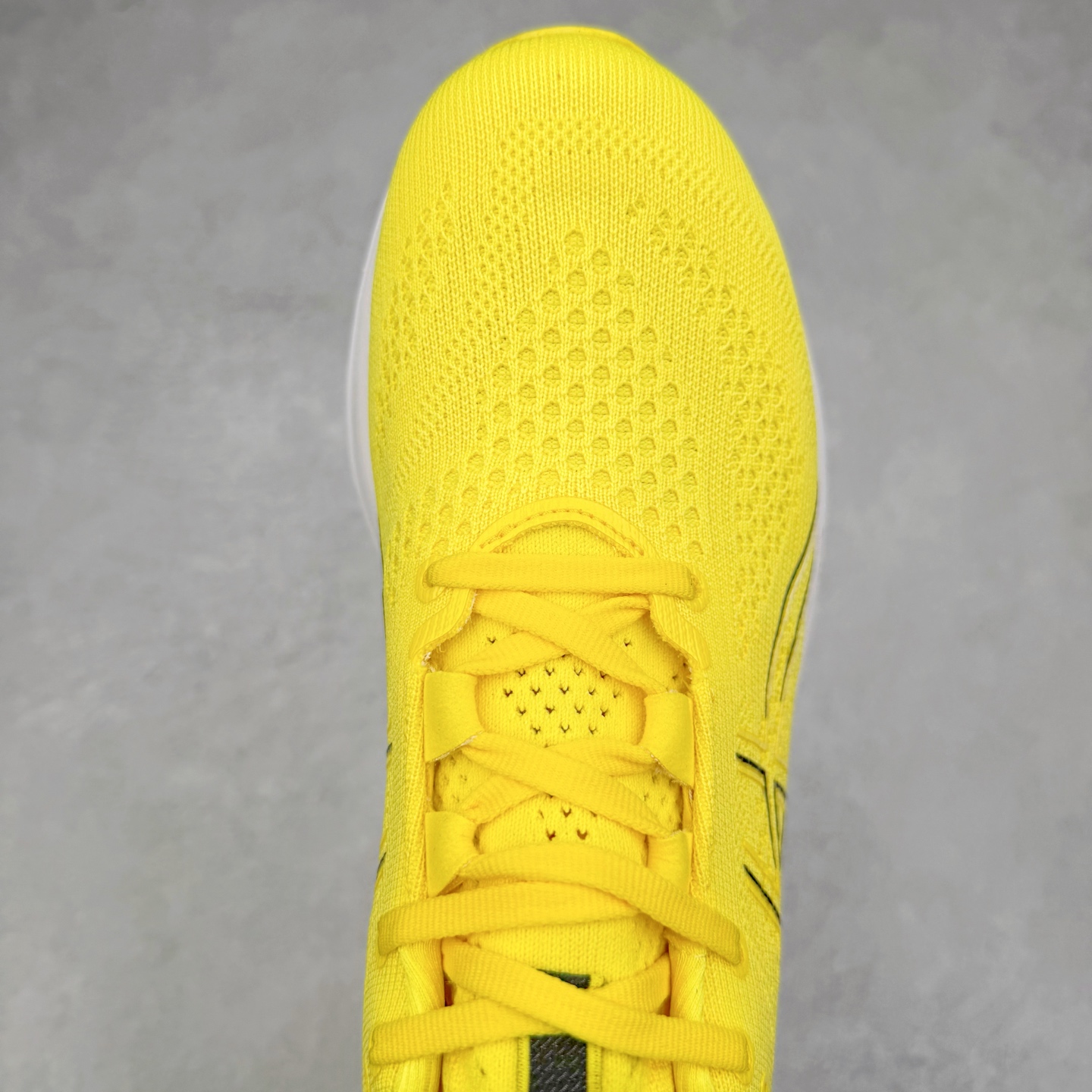 图片[4]-Asics GEL-Nimbus 26 亚瑟士缓震跑鞋 近年复古风潮的势头很旺 ASICS一直坚信保持身体的健康与活力是打造健康快乐的生活方式的最佳途径 ASICS为复古鞋型注入新设计 为玩家的街头穿搭提供了更多可能 GEL-NIMBUSTM9运动鞋最初是为中立和仰卧跑步者设计的长距离训练器 采用原始材料和关键细节重新设计 其Y2K时代的工业外观也被大胆的对比和色块所抵消 尺码：36 36.5 37.5 38 38.5 39 40 40.5 41.5 42 42.5 43.5 44 44.5 45-选品中心