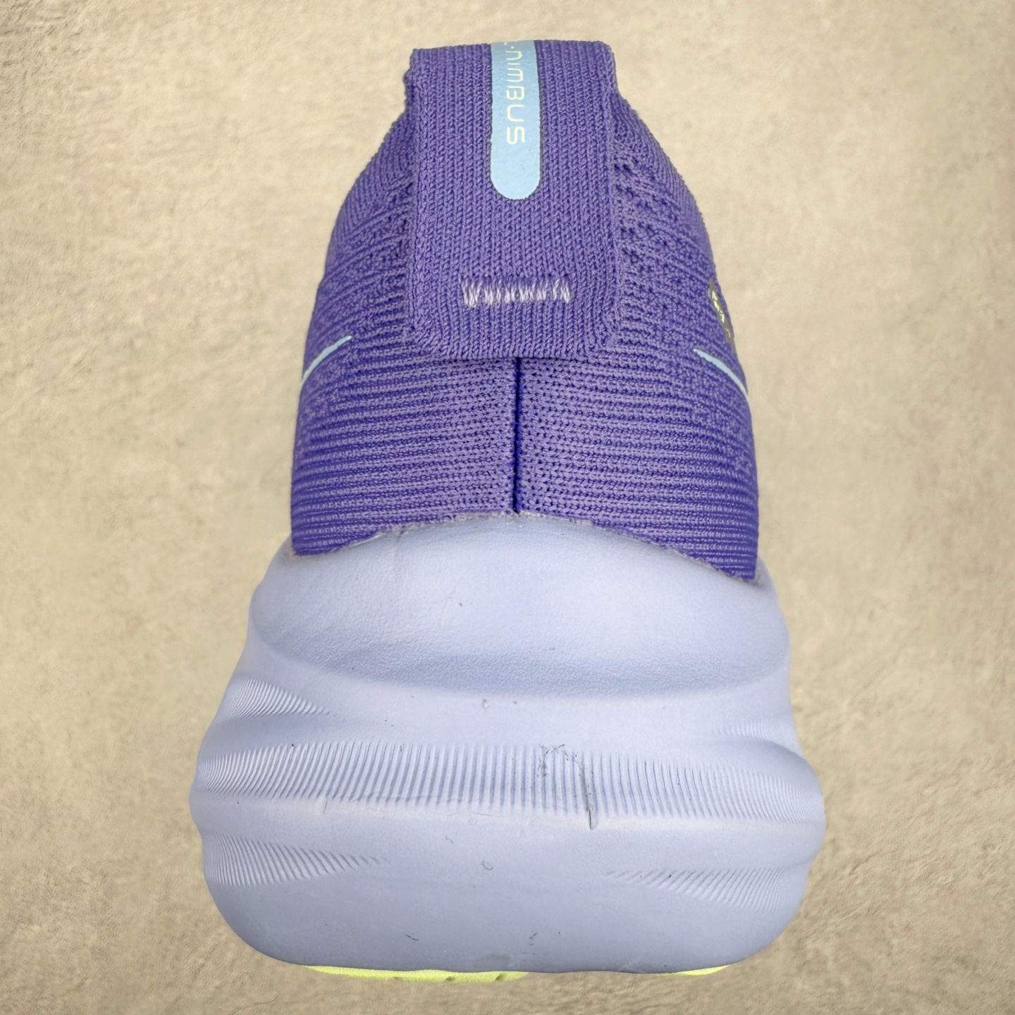 图片[8]-Asics GEL-Nimbus 26 亚瑟士缓震跑鞋 近年复古风潮的势头很旺 ASICS一直坚信保持身体的健康与活力是打造健康快乐的生活方式的最佳途径 ASICS为复古鞋型注入新设计 为玩家的街头穿搭提供了更多可能 GEL-NIMBUSTM9运动鞋最初是为中立和仰卧跑步者设计的长距离训练器 采用原始材料和关键细节重新设计 其Y2K时代的工业外观也被大胆的对比和色块所抵消 尺码：36 36.5 37.5 38 38.5 39 40 40.5 41.5 42 42.5 43.5 44 44.5 45-选品中心