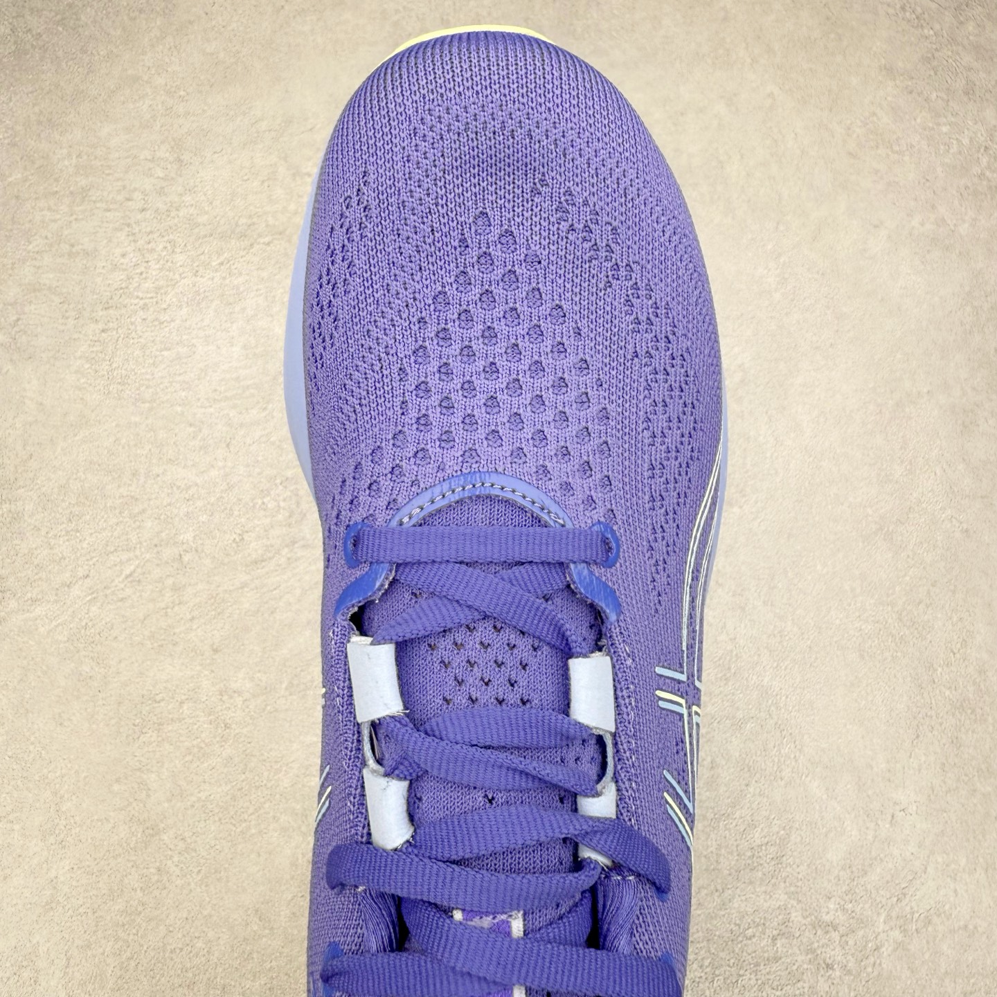 图片[4]-Asics GEL-Nimbus 26 亚瑟士缓震跑鞋 近年复古风潮的势头很旺 ASICS一直坚信保持身体的健康与活力是打造健康快乐的生活方式的最佳途径 ASICS为复古鞋型注入新设计 为玩家的街头穿搭提供了更多可能 GEL-NIMBUSTM9运动鞋最初是为中立和仰卧跑步者设计的长距离训练器 采用原始材料和关键细节重新设计 其Y2K时代的工业外观也被大胆的对比和色块所抵消 尺码：36 36.5 37.5 38 38.5 39 40 40.5 41.5 42 42.5 43.5 44 44.5 45-选品中心