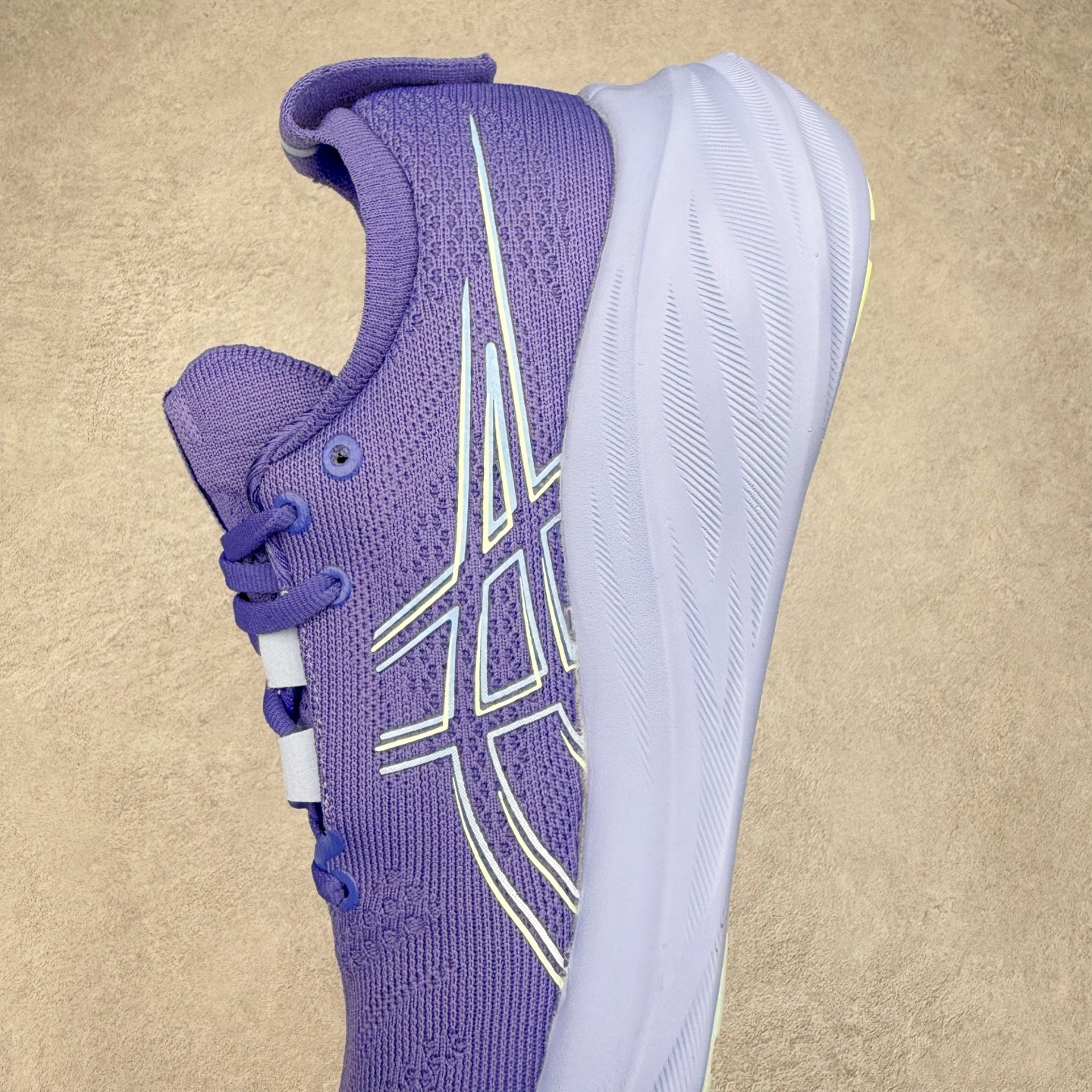 图片[7]-Asics GEL-Nimbus 26 亚瑟士缓震跑鞋 近年复古风潮的势头很旺 ASICS一直坚信保持身体的健康与活力是打造健康快乐的生活方式的最佳途径 ASICS为复古鞋型注入新设计 为玩家的街头穿搭提供了更多可能 GEL-NIMBUSTM9运动鞋最初是为中立和仰卧跑步者设计的长距离训练器 采用原始材料和关键细节重新设计 其Y2K时代的工业外观也被大胆的对比和色块所抵消 尺码：36 36.5 37.5 38 38.5 39 40 40.5 41.5 42 42.5 43.5 44 44.5 45-选品中心